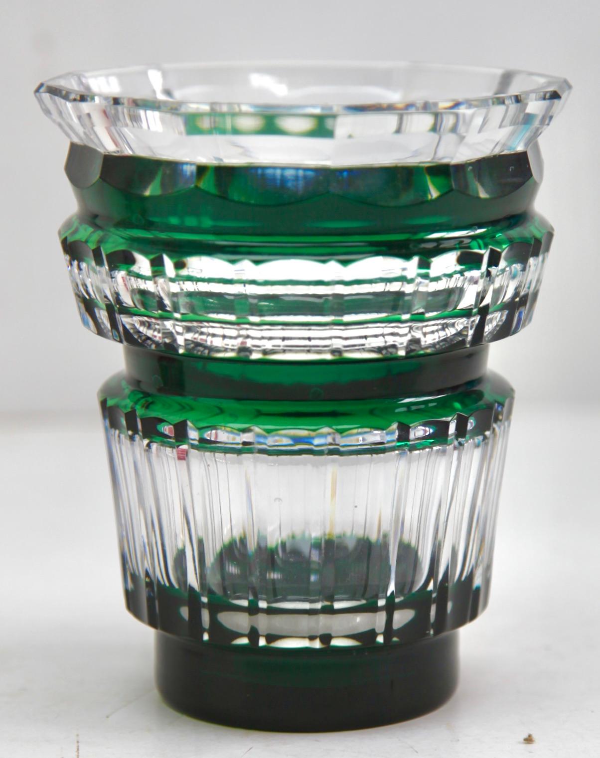 Vase en cristal vert Val Saint Lambert taillé à blanc, années 1950.
par Val Saint-Lambert.

Magnifiques vases hexagonaux en cristal de Val Saint-Lambert, taillés à la main pour être clairs, le verre est épais, profondément et uniformément