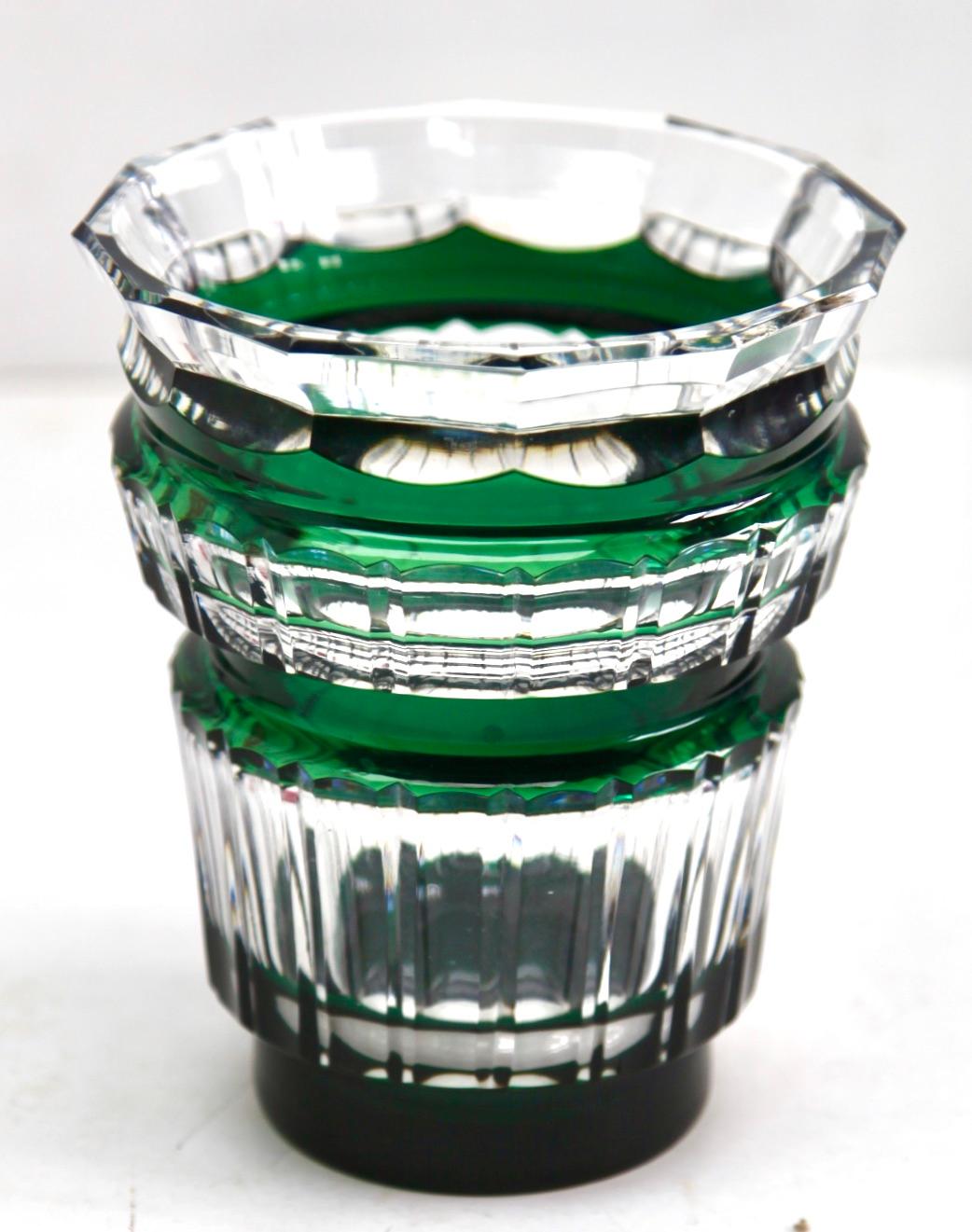 Mid-Century Modern Vase Art Déco Val Saint-Lambert en cristal vert déco déco, découpé sur-mesure, années 1950 en vente