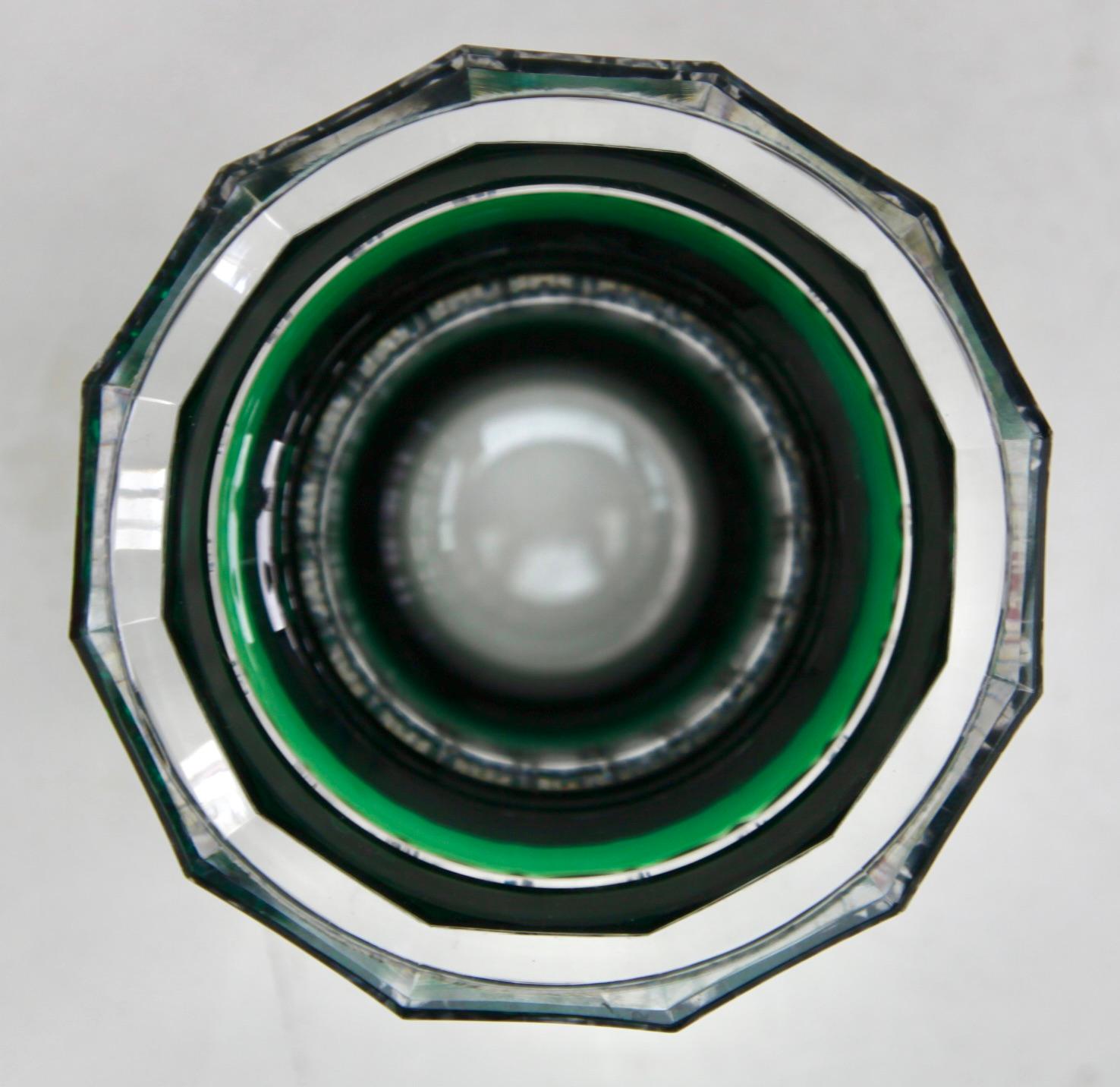Art déco-Vase aus grünem Kristall von Val Saint-Lambert, geschliffen bis klar, 1950er Jahre (Facettiert) im Angebot