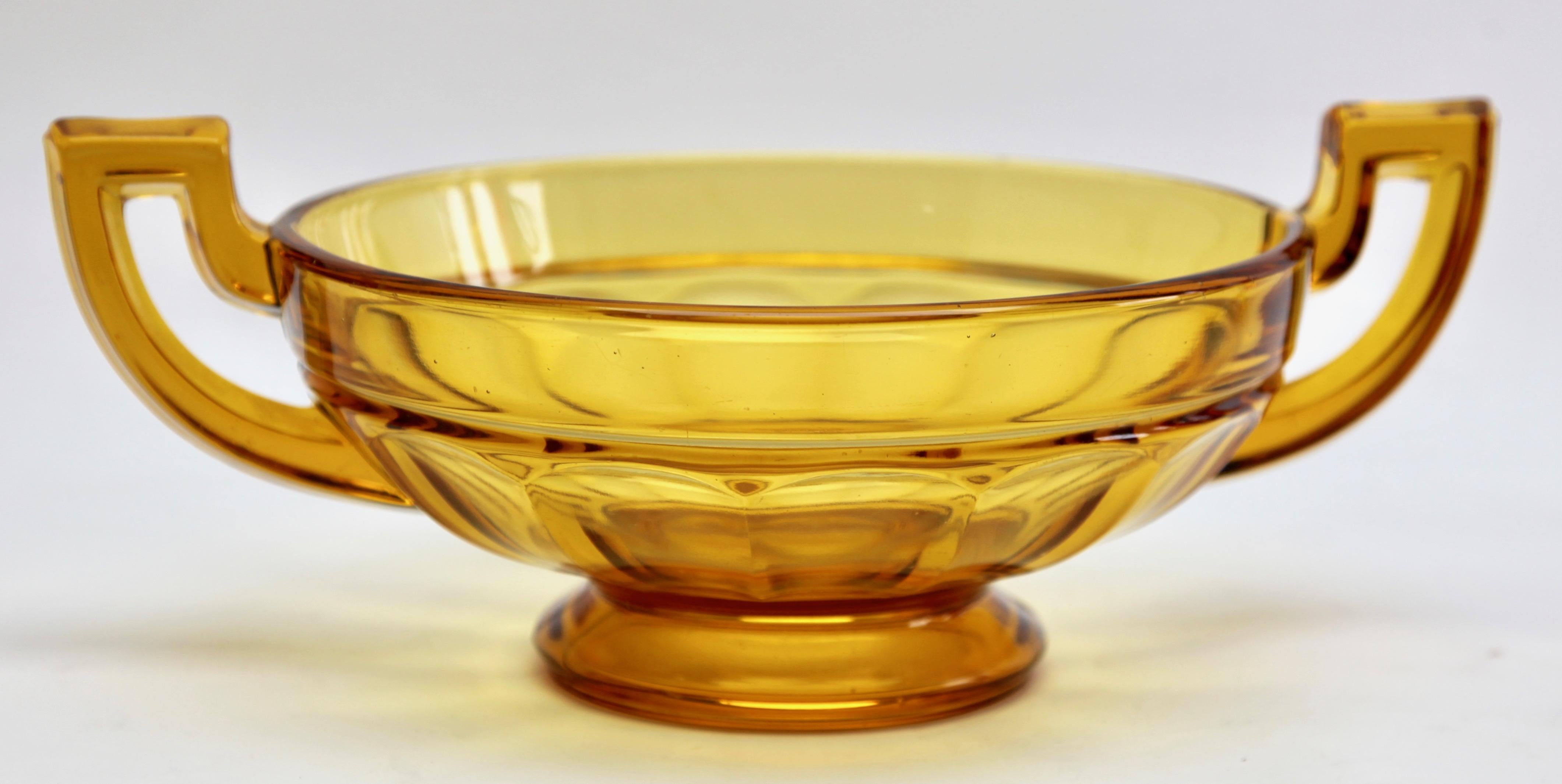 Die runde Version dieser Schale aus Braunglas, hergestellt von Val Saint Lambert für die Luxval-Serie. Die Vase ist auf der Innenseite mit 