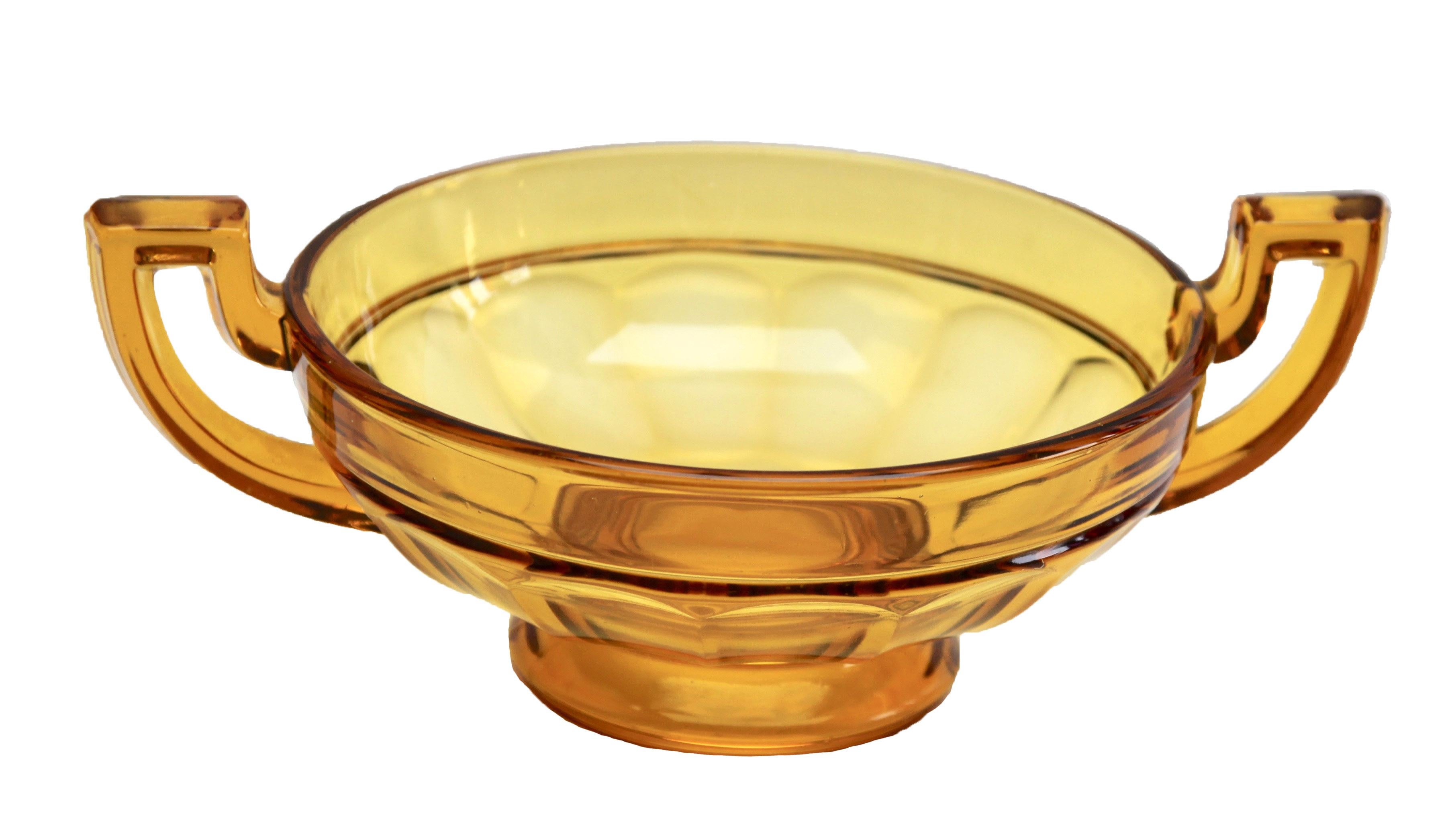 Die runde Version dieser Schale aus Glas, hergestellt von Val Saint Lambert für die Luxval-Serie. Die Vase trägt auf der Innenseite die Aufschrift: 