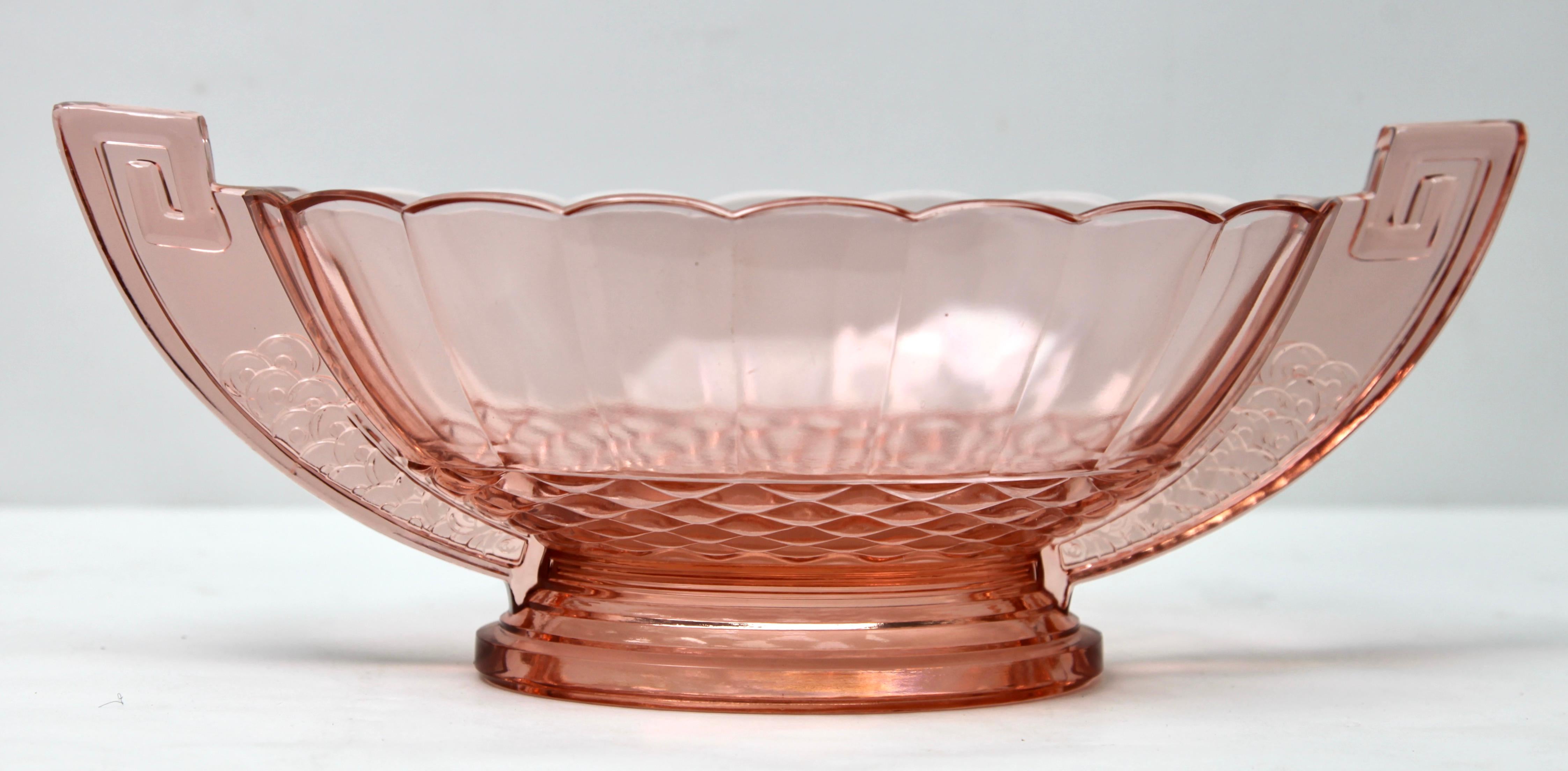 Die Version dieser Schale in Glas, hergestellt von Val Saint Lambert für ihre Luxval-Serie. Die Vase ist auf der Innenseite mit 