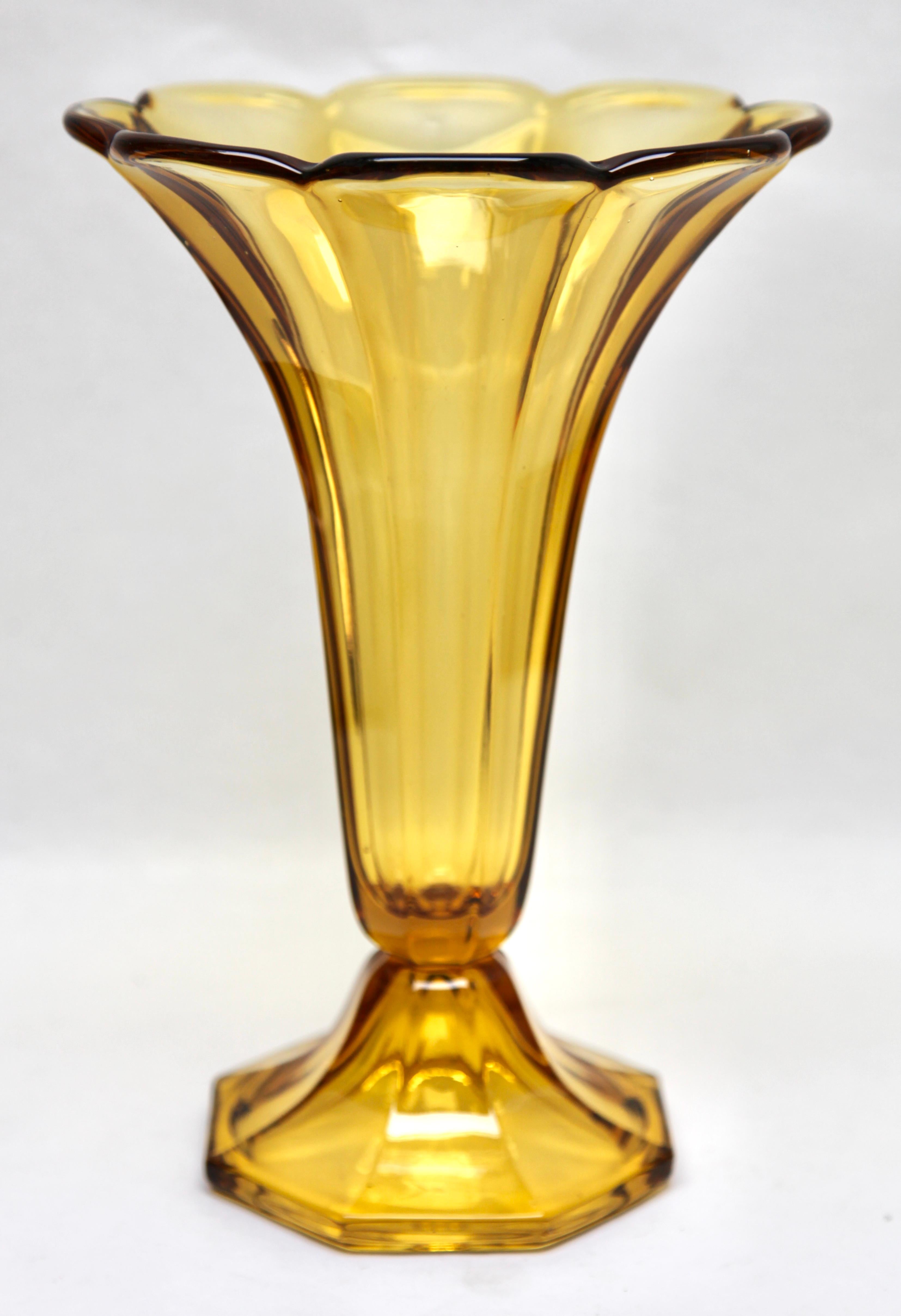 Val-Saint-Lambert - Luxval Vase en verre pressé Art déco 