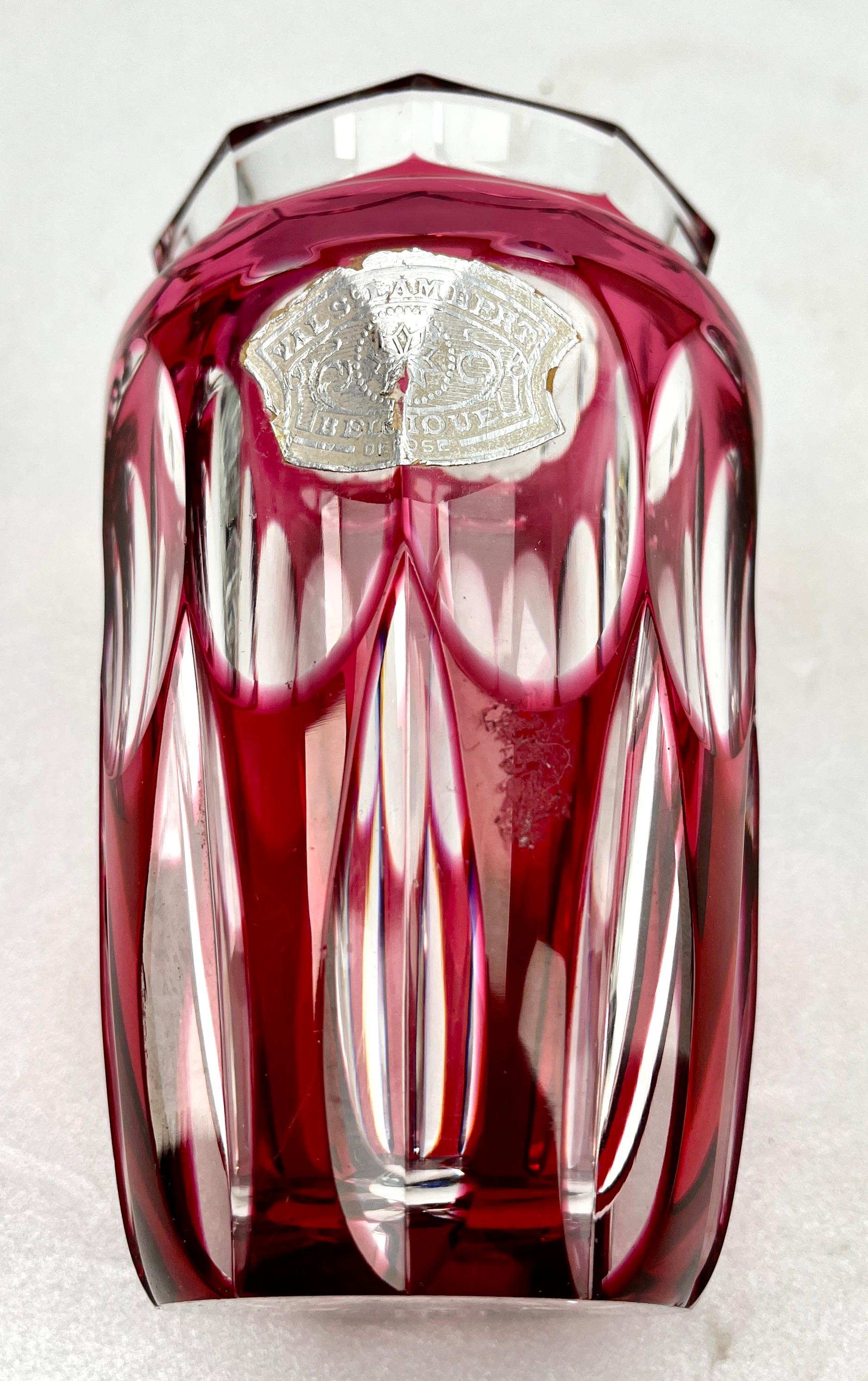 Belge Art déco Val Saint Lambert Signé Petit vase en cristal taillé, années 1950 en vente