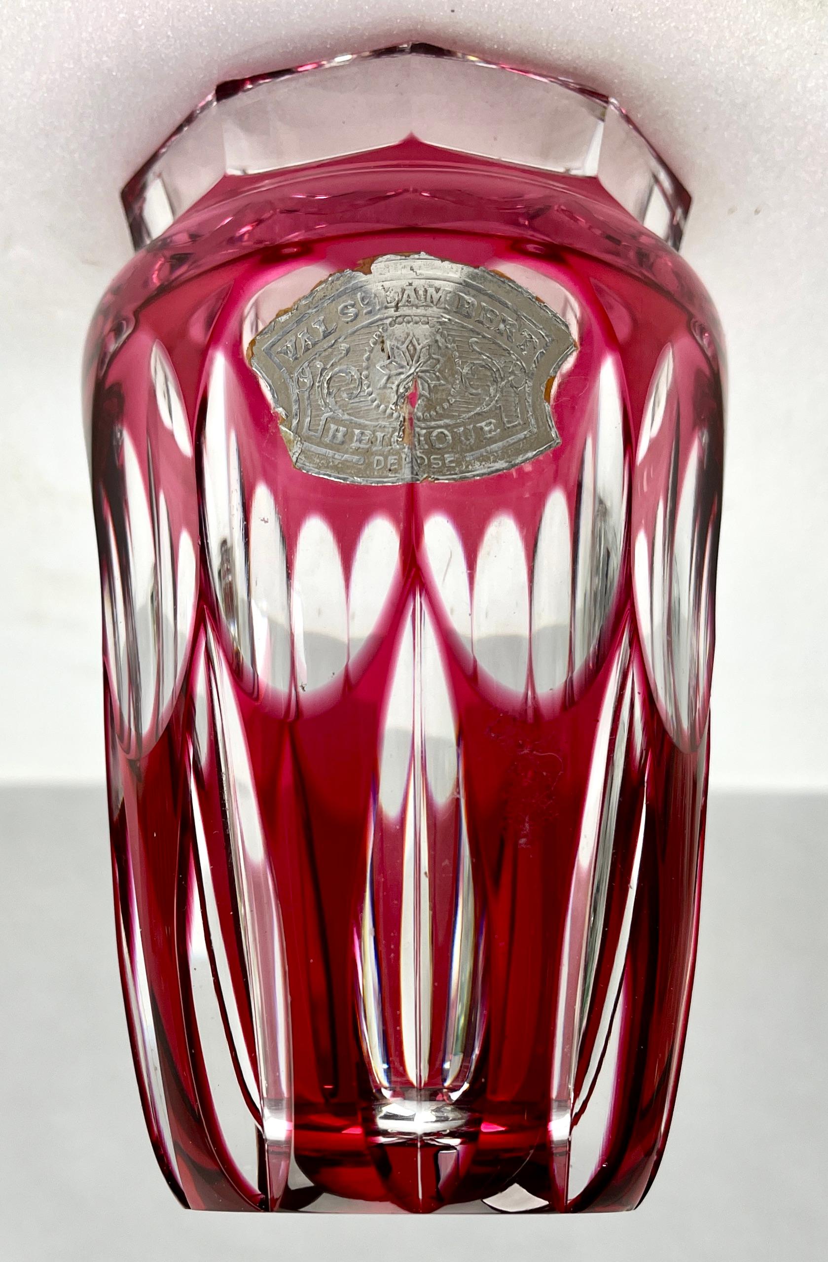 Facetté Art déco Val Saint Lambert Signé Petit vase en cristal taillé, années 1950 en vente