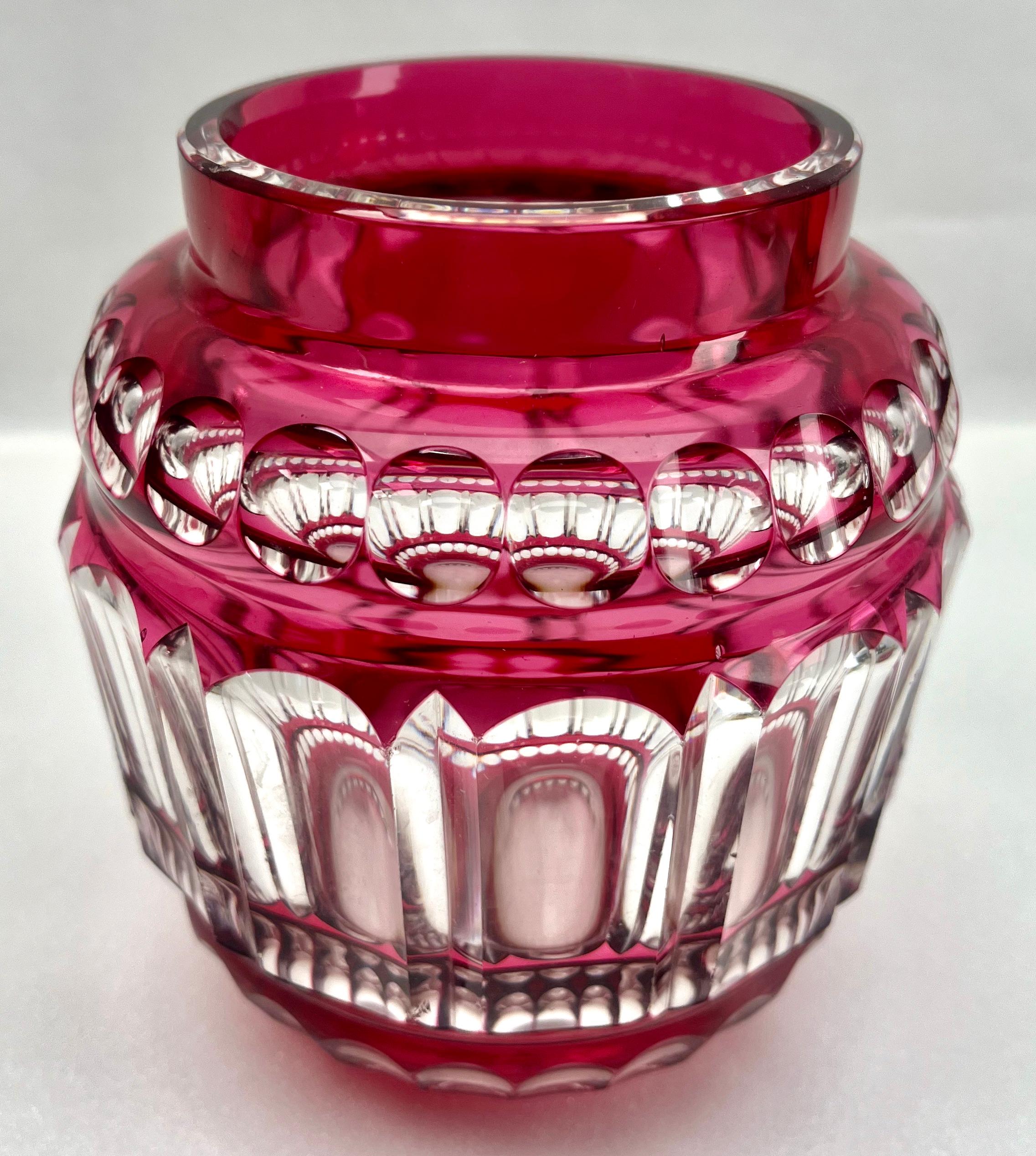 Mid-Century Modern Art déco Val Saint Lambert  Petit vase en cristal taillé, années 1950 en vente