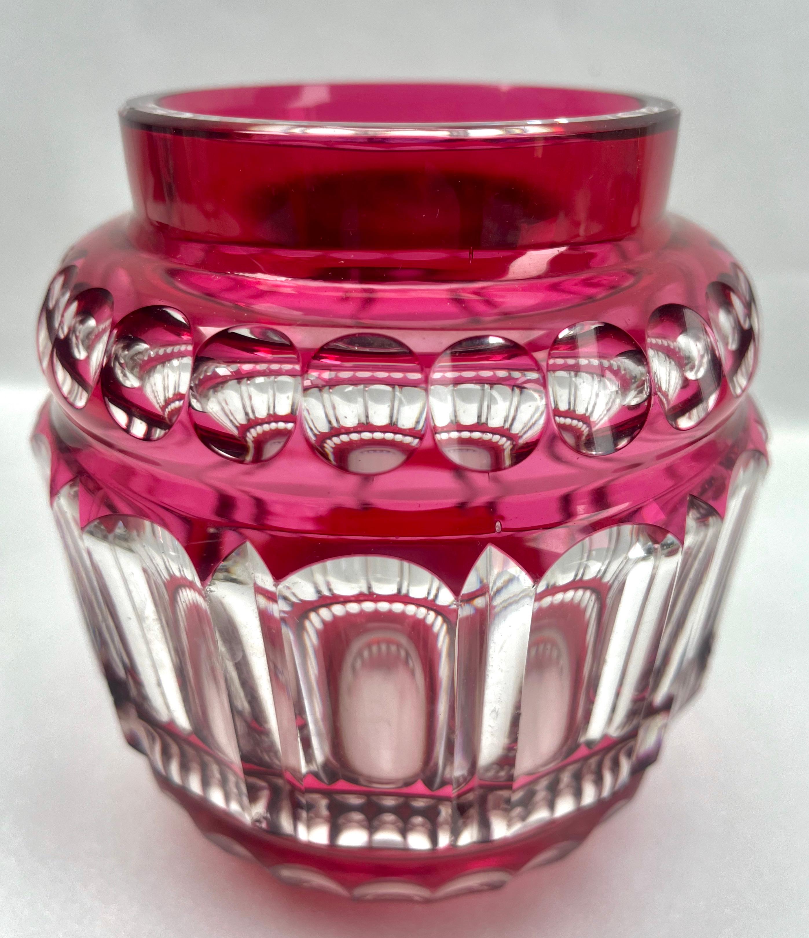 Belge Art déco Val Saint Lambert  Petit vase en cristal taillé, années 1950 en vente