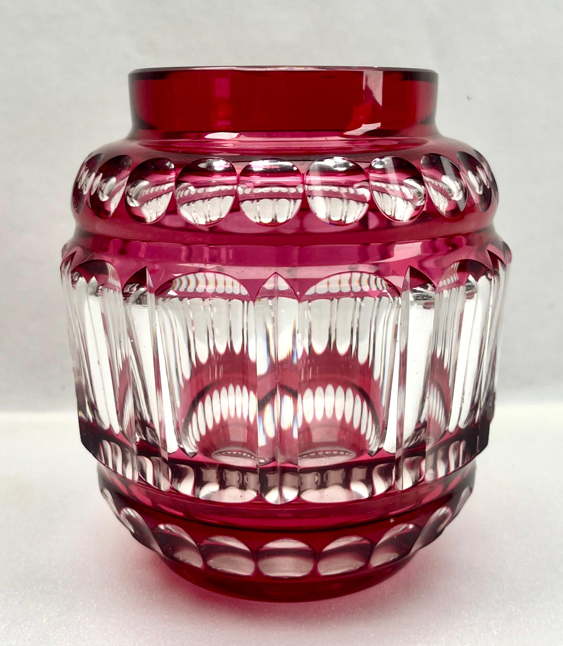 Facetté Art déco Val Saint Lambert  Petit vase en cristal taillé, années 1950 en vente
