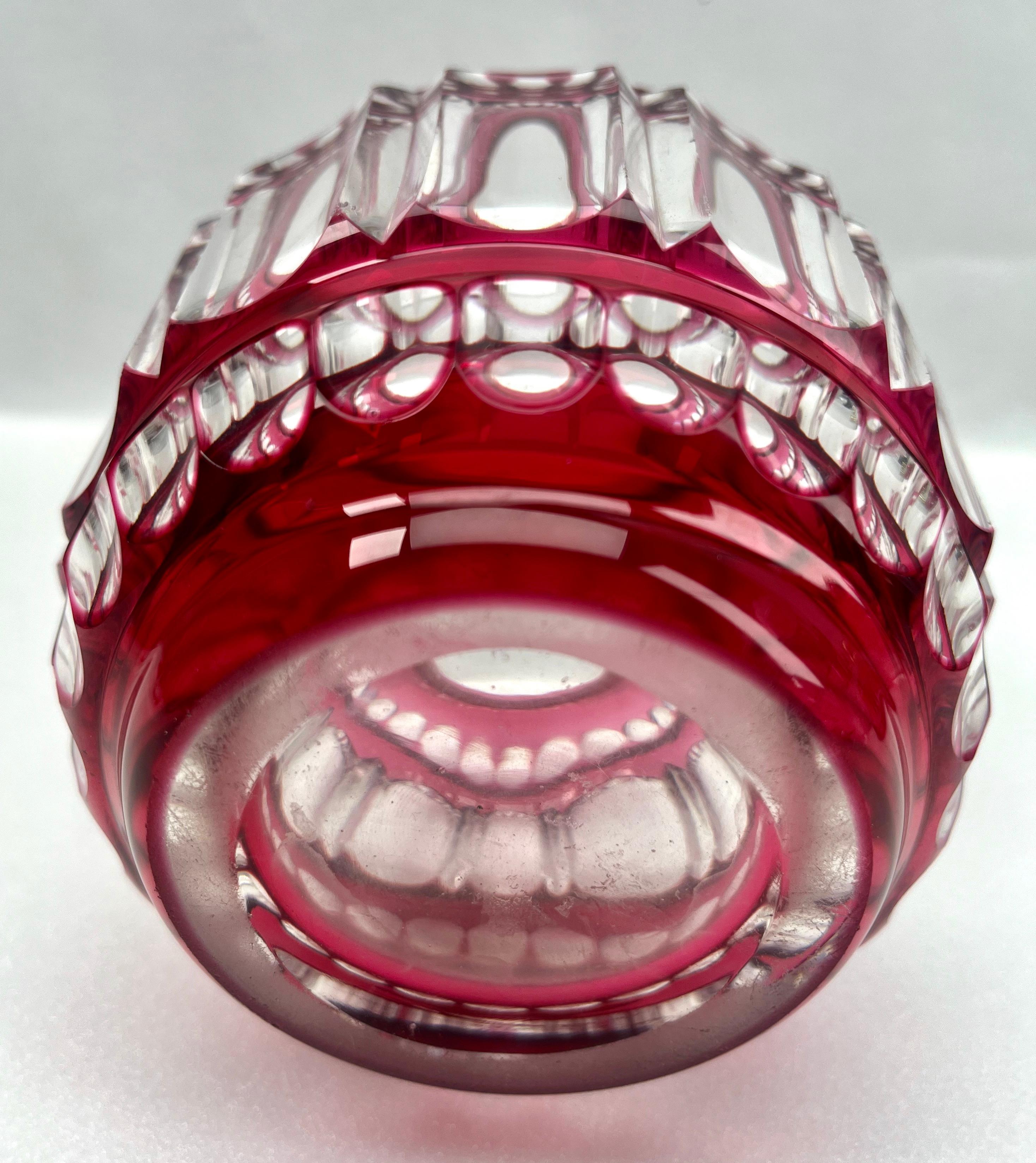 Art déco Val Saint Lambert  Petit vase en cristal taillé, années 1950 Bon état - En vente à Verviers, BE