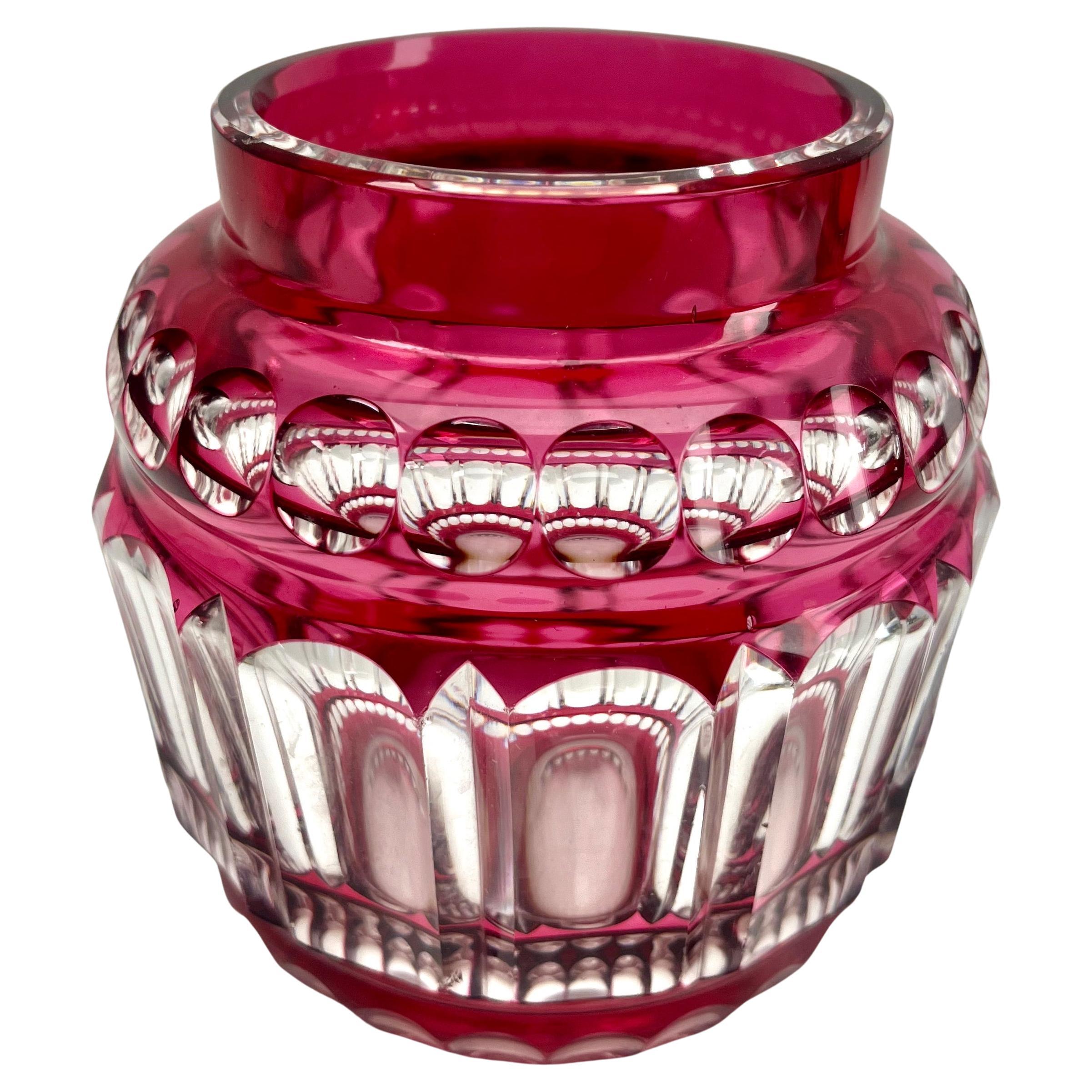 Art déco Val Saint Lambert  Petit vase en cristal taillé, années 1950 en vente