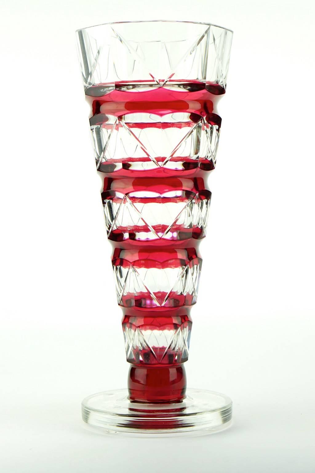 Art Deco slender vase in thick glass with flashed cherry color.
Circular seal of Val Saint Lambert.