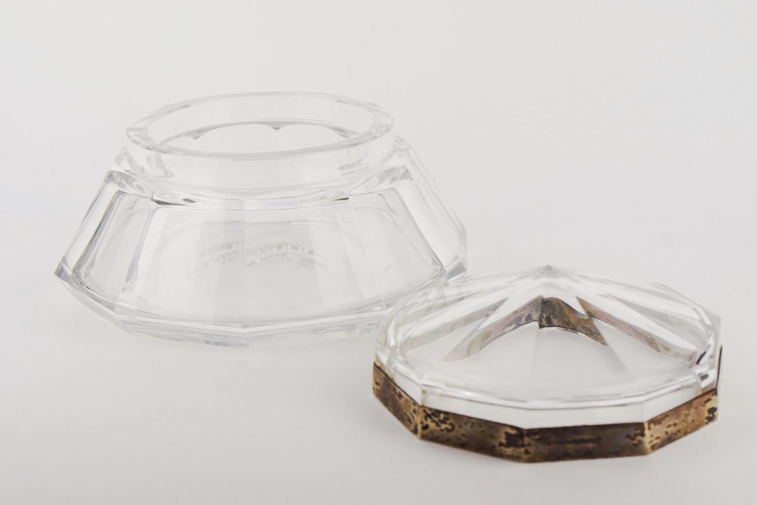 Art Deco thick cut-glass white sweet box by Val Saint Lambert with a metal ring around the lid. It appears in the 1926 catalogue.
Good condition.

Size: Diameter top 11 cm, diameter bottom 16 cm, height 10 cm.
