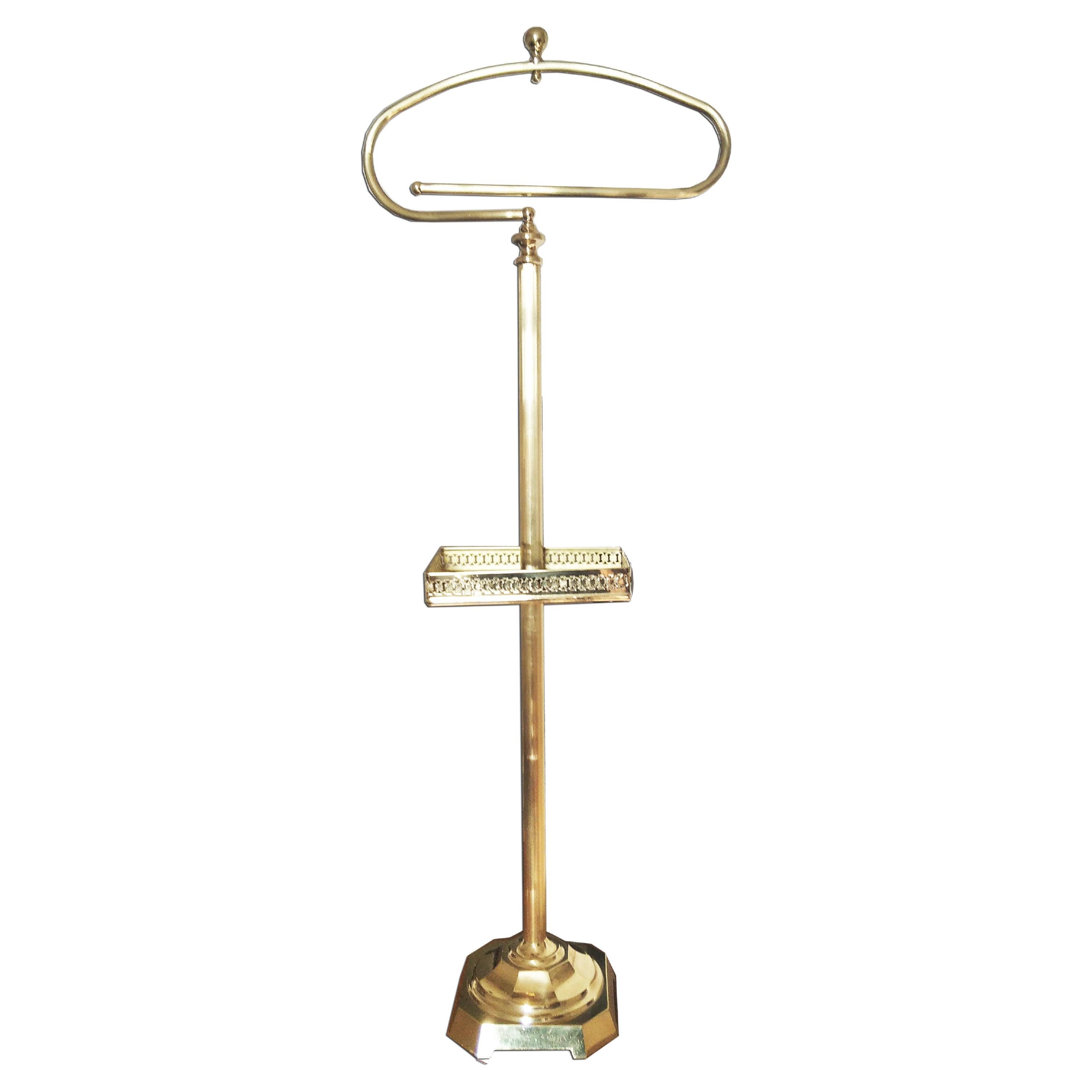 Art Deco valet in bronze and brass, and Lucite 

It is very elegant, very masculine and timeless.

Its state of conservation is very good. Minimal wear. The upper part has the verdin of the patina. We have wanted to maintain its age and wear,