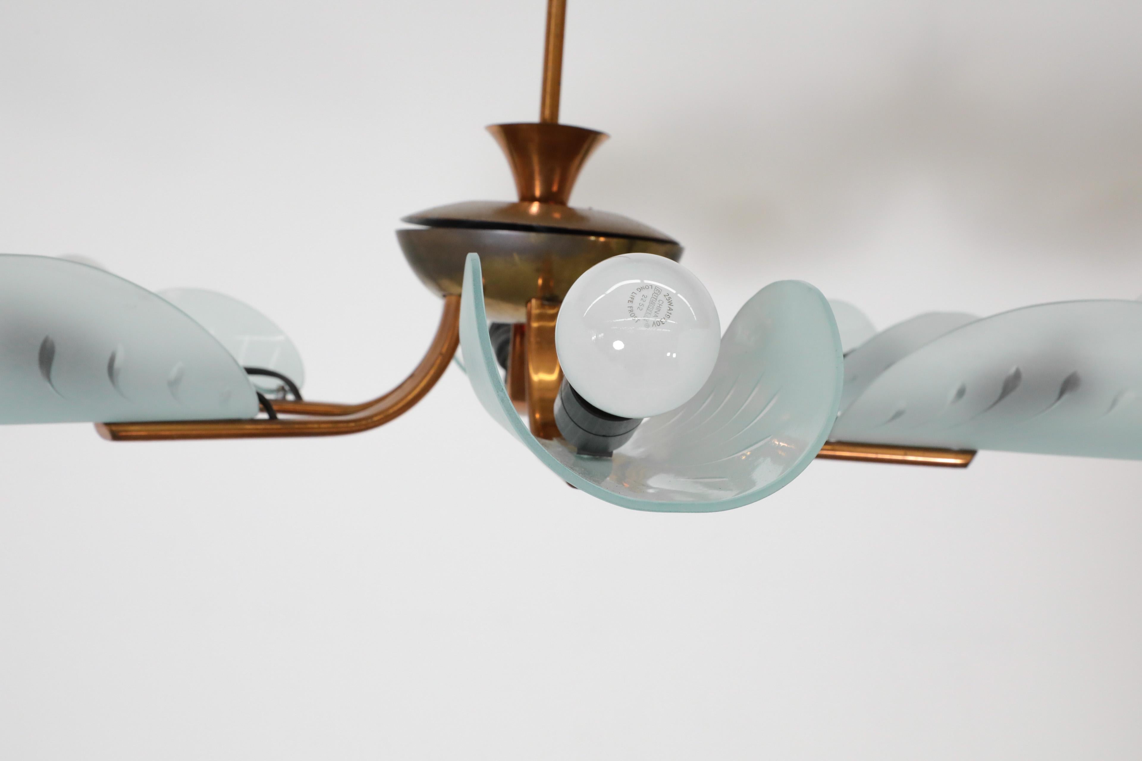 Art-Déco-Kronleuchter im Valinte Oy-Stil aus Kupfer und Messing mit Blütenblattglasschirmen, Art déco im Angebot 1