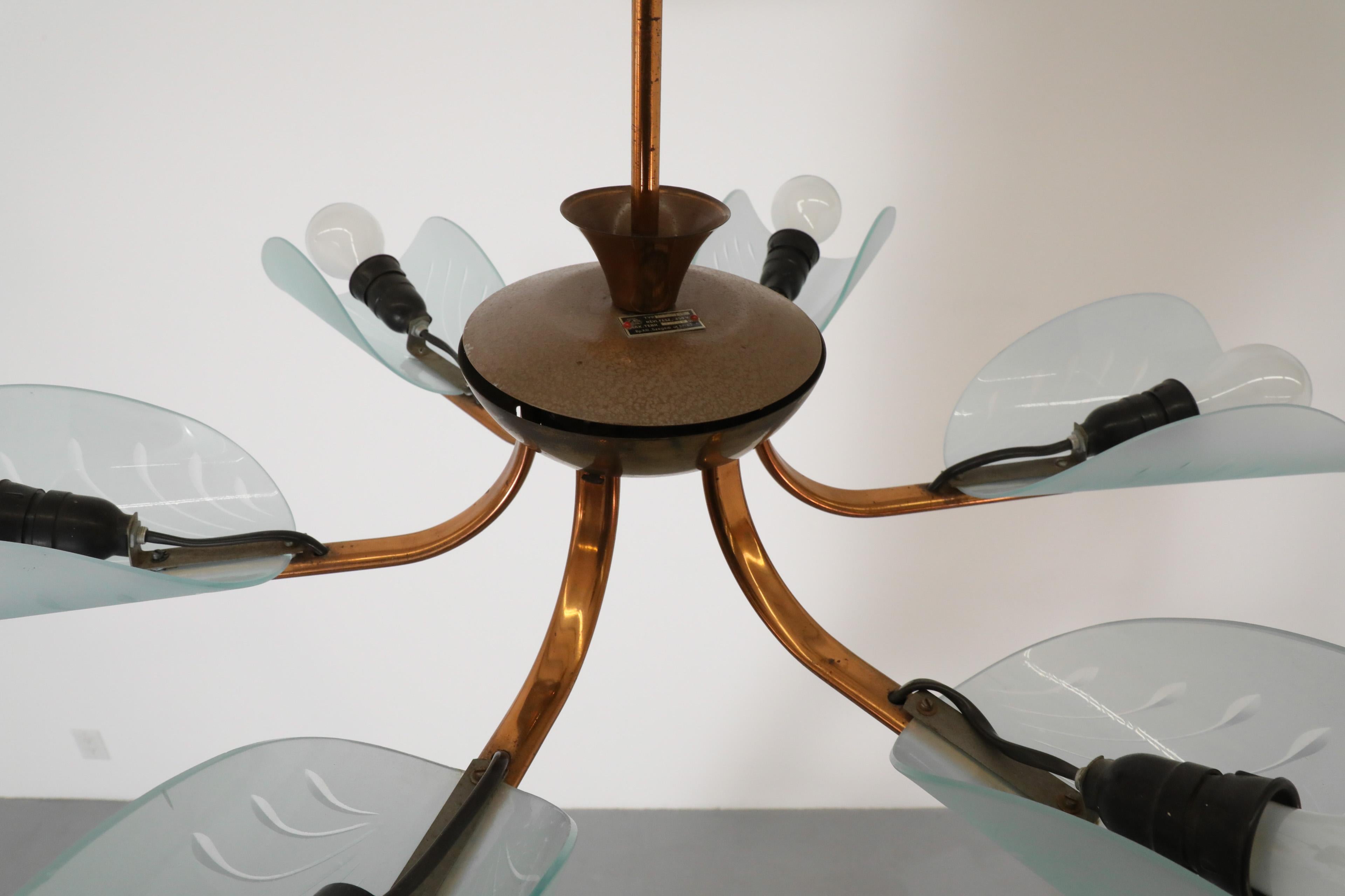 Art-Déco-Kronleuchter im Valinte Oy-Stil aus Kupfer und Messing mit Blütenblattglasschirmen, Art déco im Angebot 2