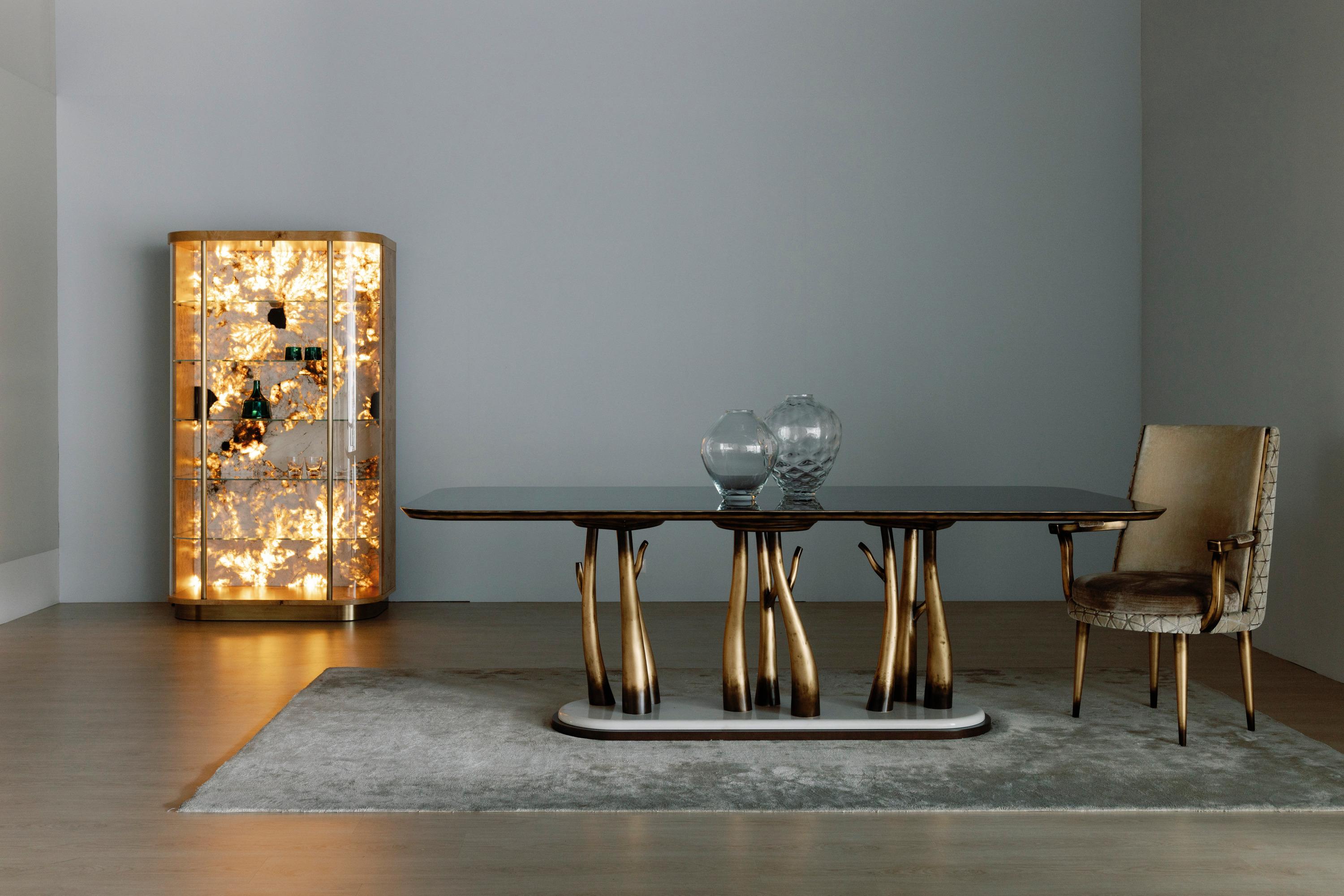 Table de salle �à manger Vallin, Collection S, Fabrication artisanale au Portugal - Europe by GF Modern.

Les pieds ramifiés en hêtre massif, laqués à la poudre de bronze couleur or, rappellent l'inspiration de la nature à l'origine de cette