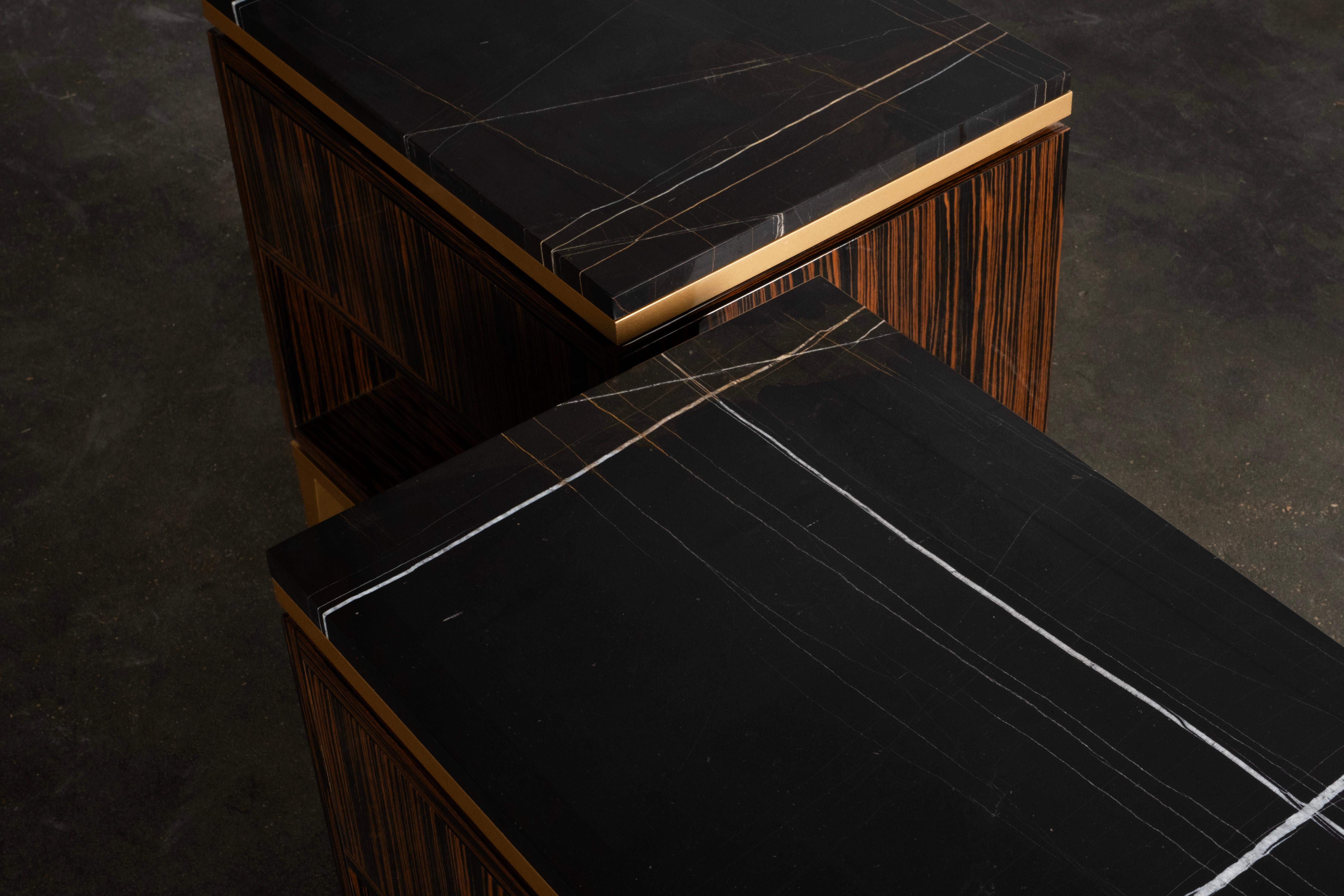 Art déco Valquiria Set/2 tables de chevet, Sahara Noir, laiton, fait main Greenapple en vente 3