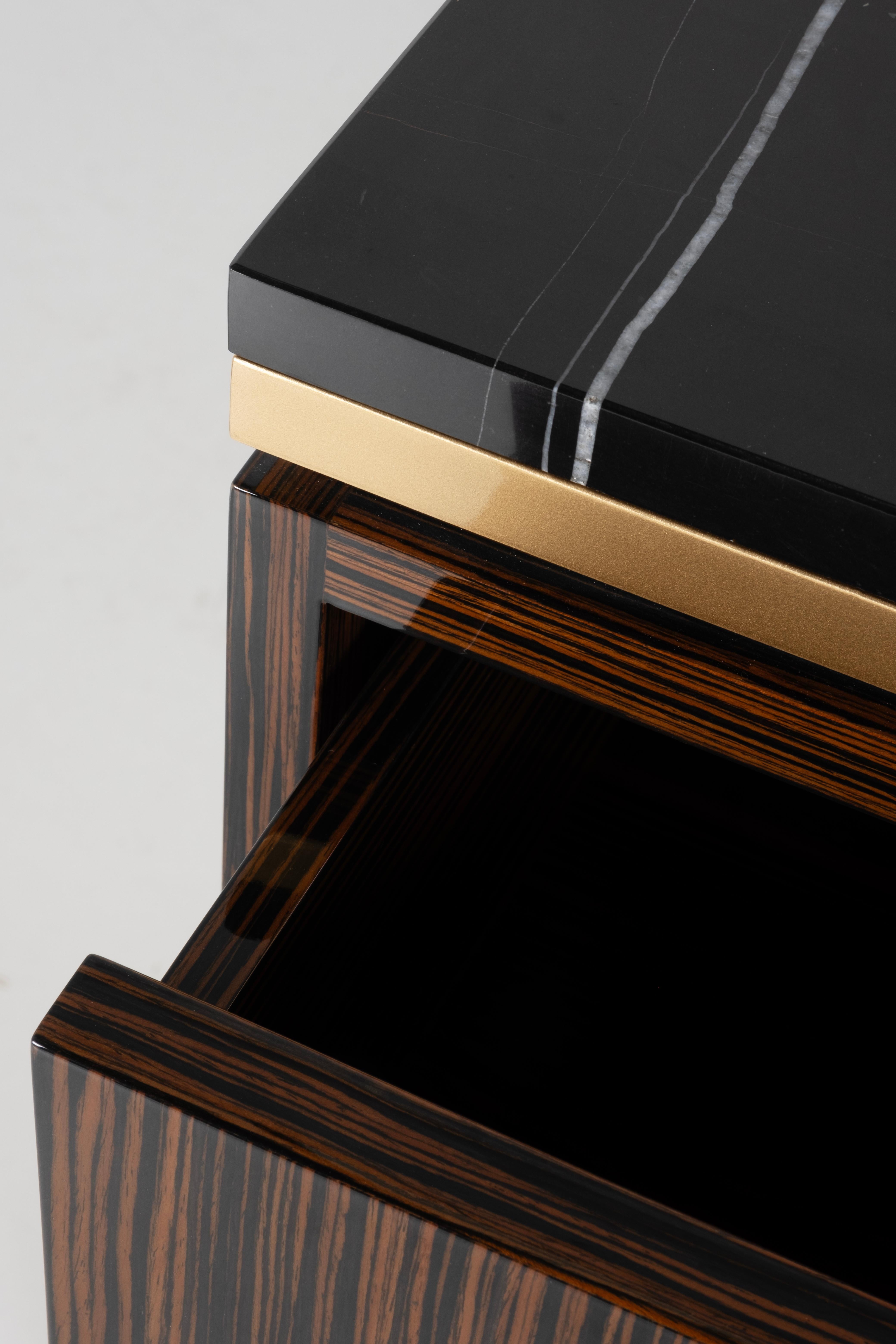 Fait main Art déco Valquiria Set/2 tables de chevet, Sahara Noir, laiton, fait main Greenapple en vente