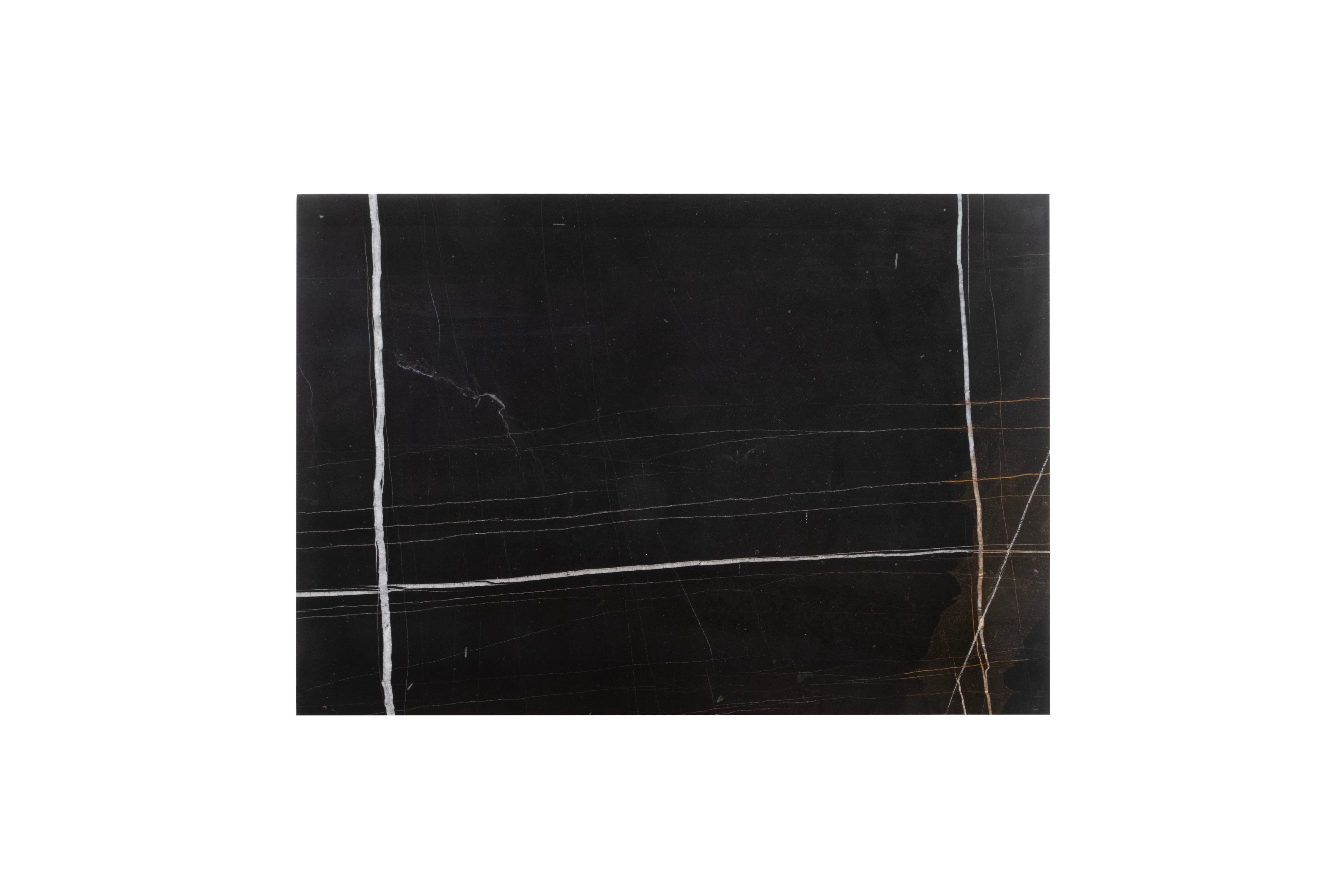 XXIe siècle et contemporain Art déco Valquiria Set/2 tables de chevet, Sahara Noir, laiton, fait main Greenapple en vente