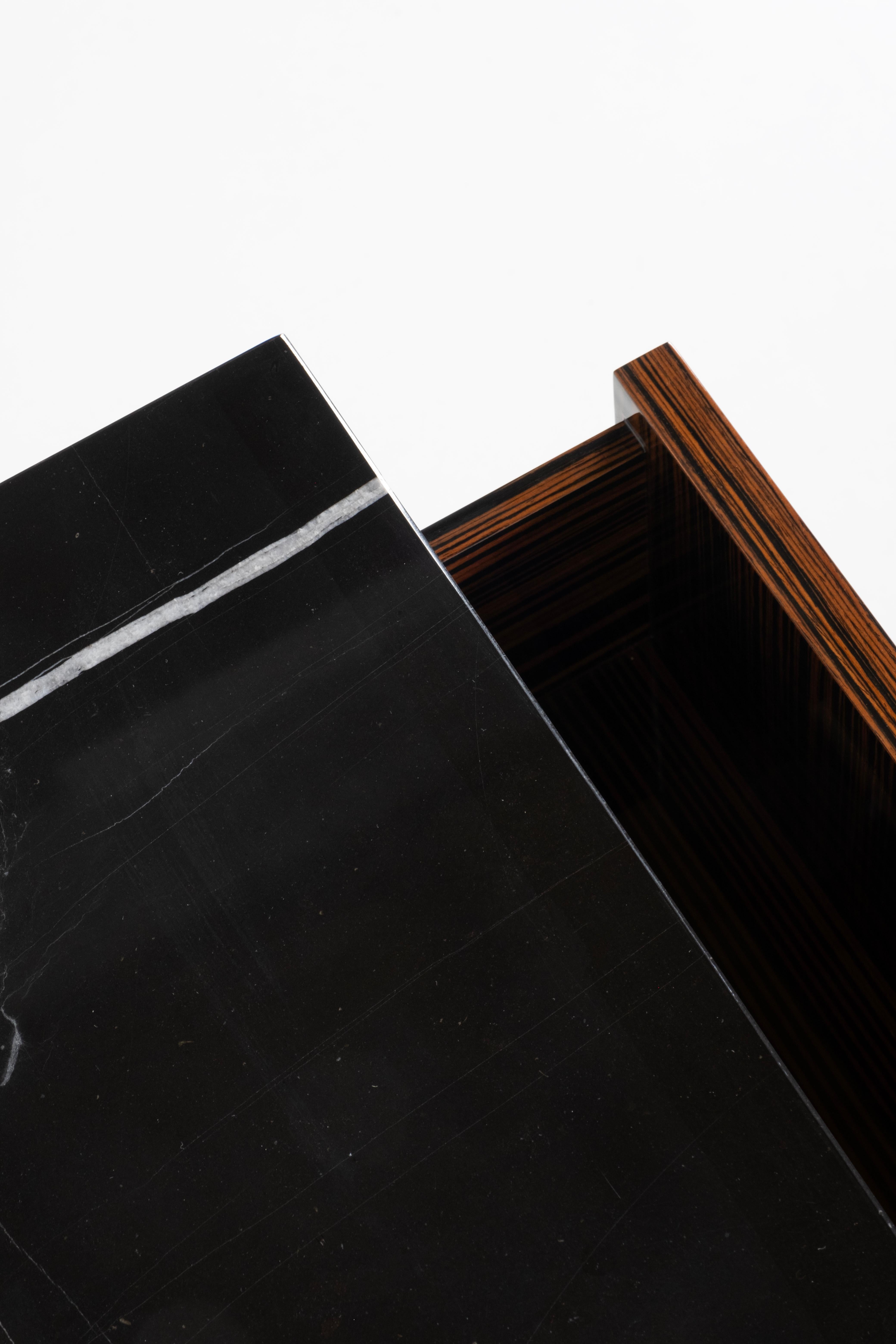 Pierre Art déco Valquiria Set/2 tables de chevet, Sahara Noir, laiton, fait main Greenapple en vente