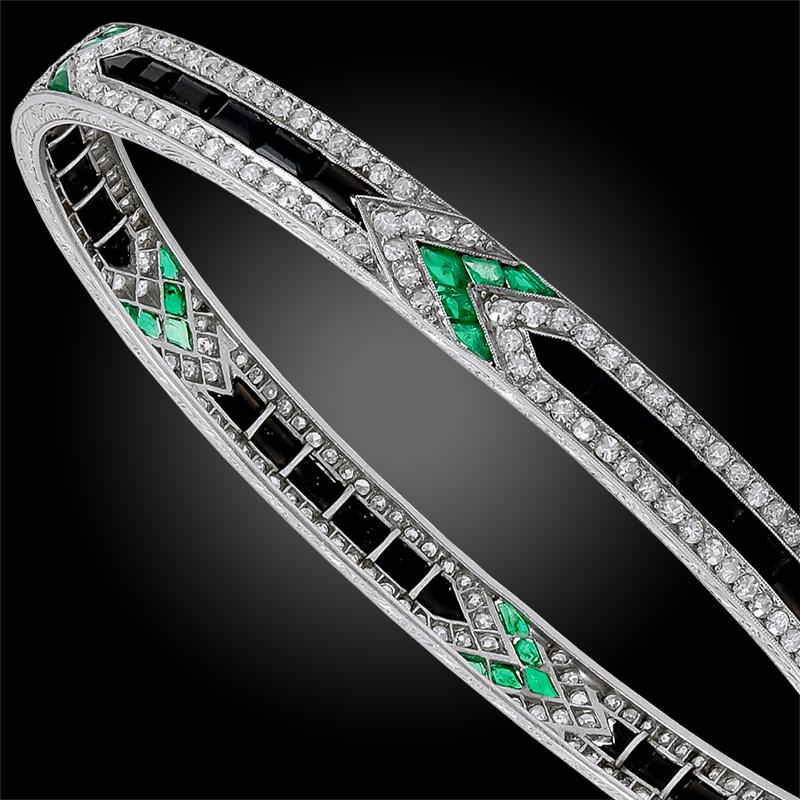 Elegant et sophistiqué, ce bracelet en platine Van Cleef & Arpels des années 1920 au design géométrique est finement serti de plusieurs diamants lumineux, d'émeraudes et d'onyx.

Signé Van Cleef & Arpels.
Fabriqué en France