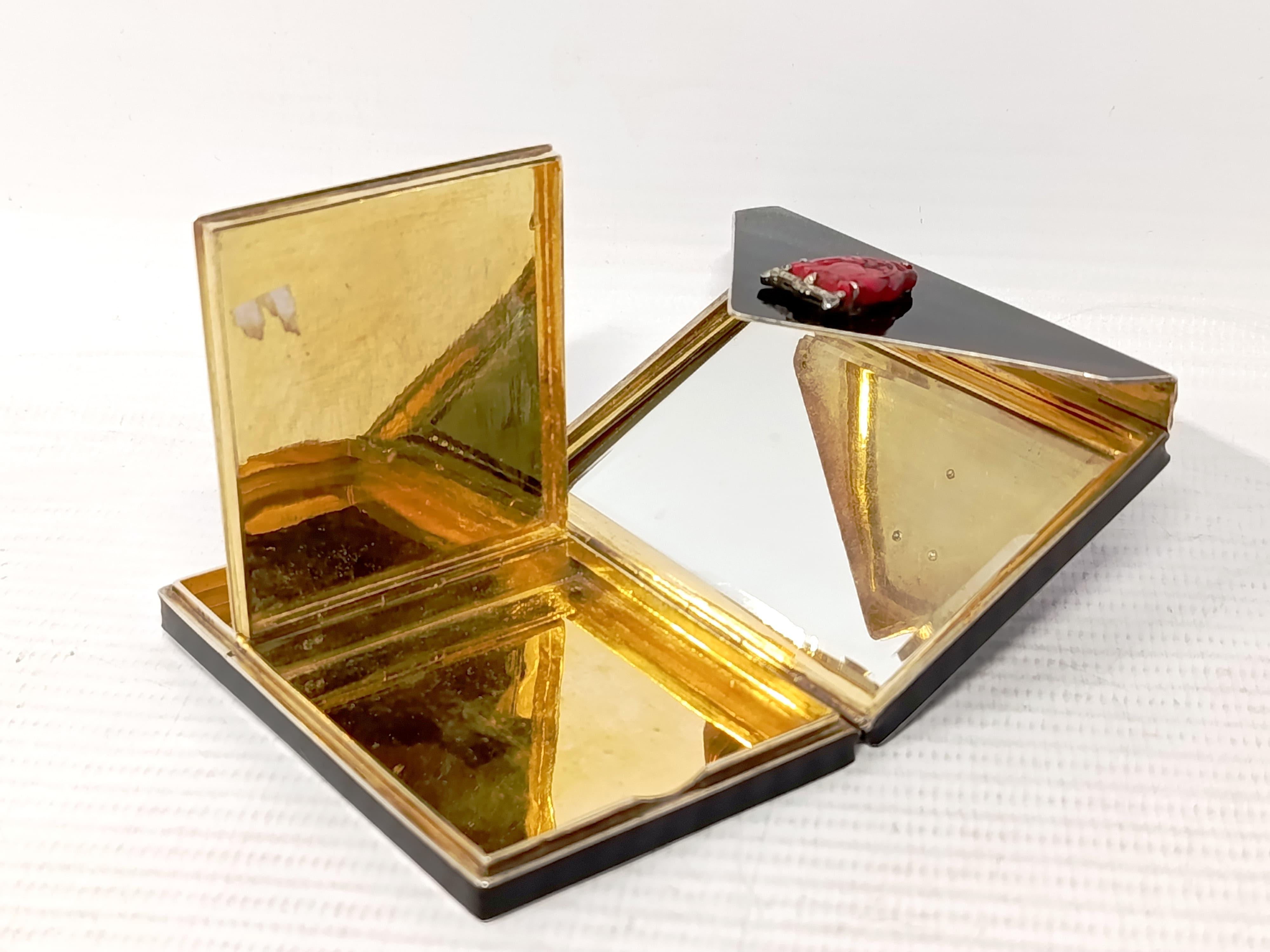 Questo squisito vanity case in stile Art Déco, realizzato in Francia intorno al 1920, è un notevole esempio di design di lusso dell'inizio del XX secolo. Realizzato in argento con smalto, lacca cinese e diamanti, il pezzo riflette la raffinata