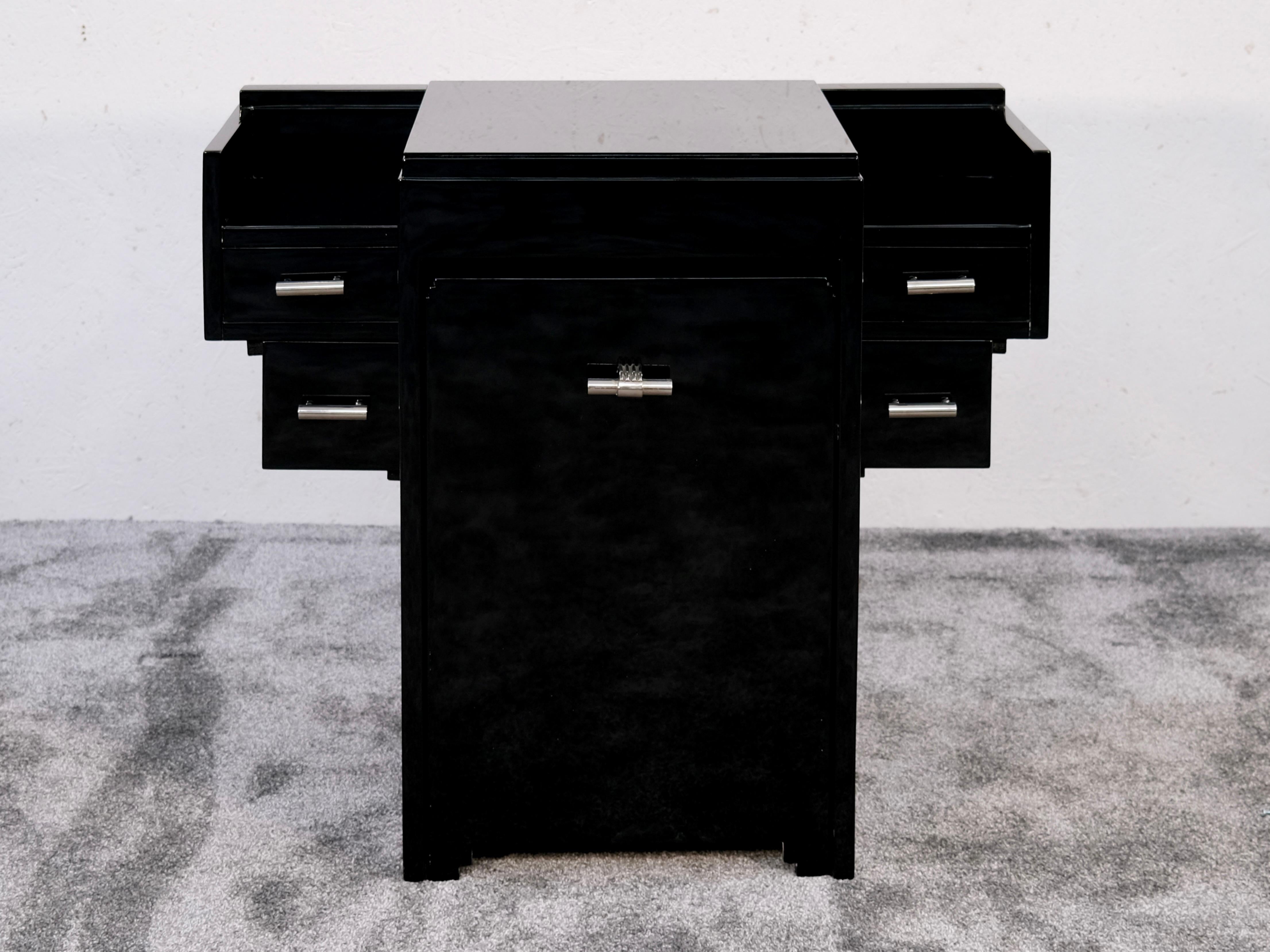 Exquisite Art Deco Dressing Table with Matching Stool
Black High-Gloss Lacquer  Original 1930s French Art Deco

A timeless masterpiece of Art Deco design, this compact yet striking dressing table embodies the elegance and functionality of the 1930s.