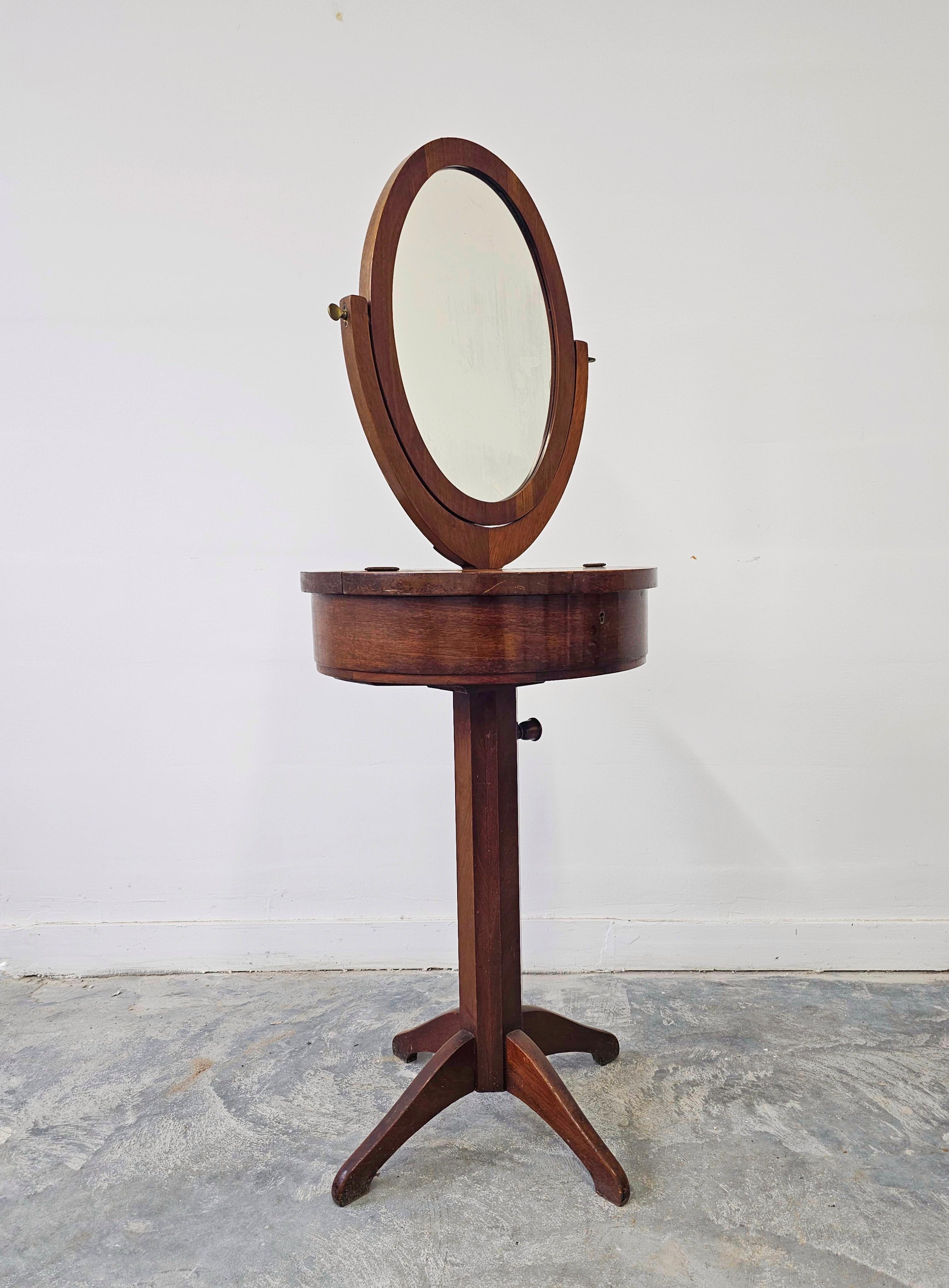 In questa inserzione troverai un antico Vanity da uomo, un supporto per la rasatura o un tavolino, con specchio telescopico regolabile. Il tavolo presenta un piccolo scomparto/cassetto e uno specchio ovale regolabile.  L'altezza dello specchio può