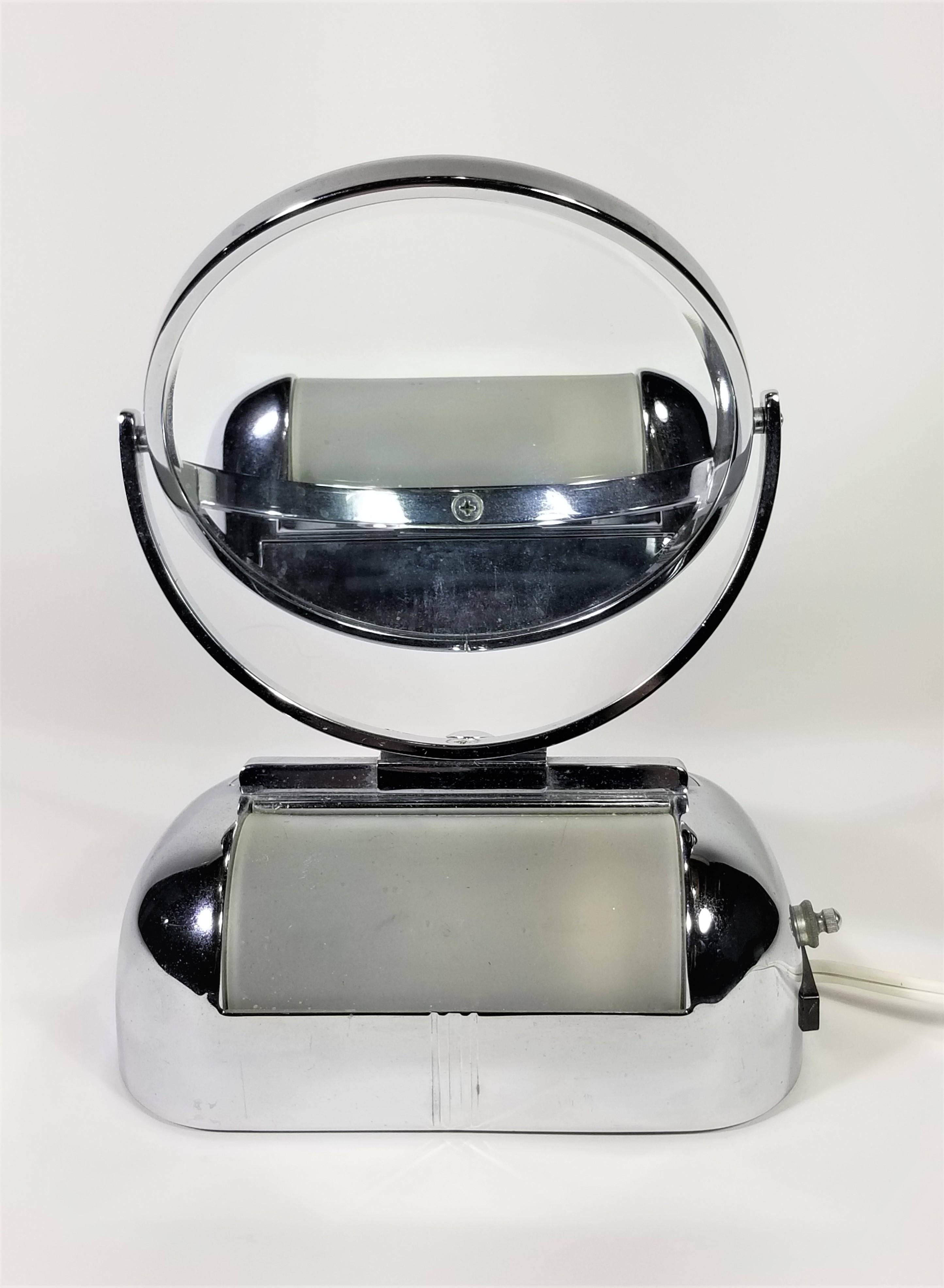Vanité Art Déco Miroir chromé ajustable avec lumière et rangement. Un côté du miroir est grossissant et l'autre côté est standard. Streamline, Design/One AGE.