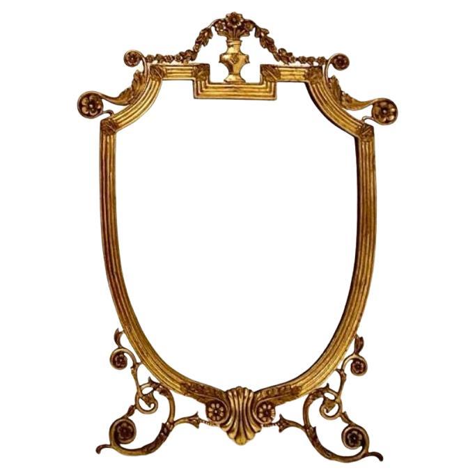 Art Deco Brass Table Mirror - Italia, Años 30

Raro y elegante espejo de tocador de los años 30, esta pieza italiana Art Deco luce un marco completo de latón, que encarna la refinada artesanía de la época. El cristal original se complementa