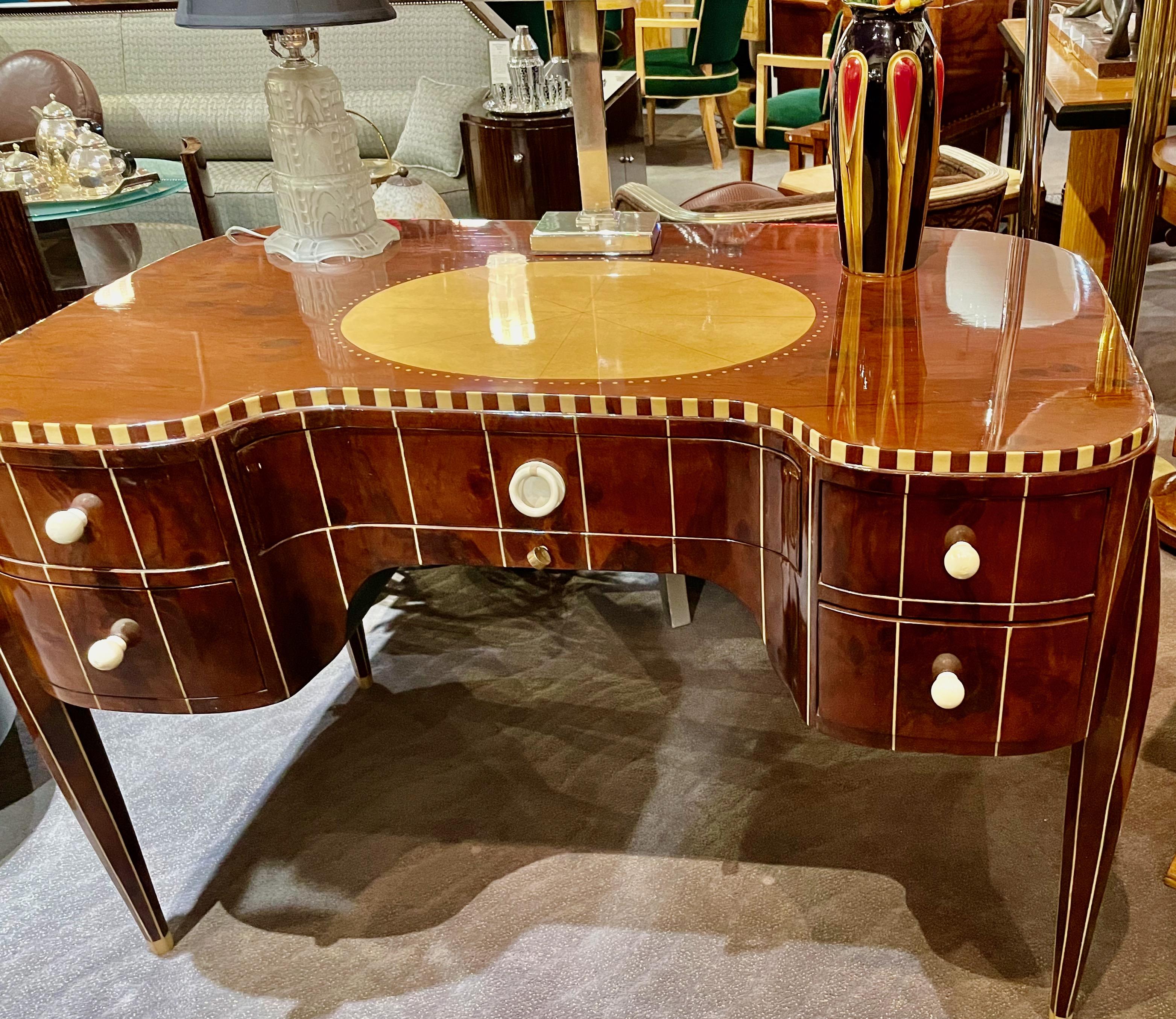 Table de coiffeuse ou bureau Art Déco d'après le style Ruhlmann en vente 4