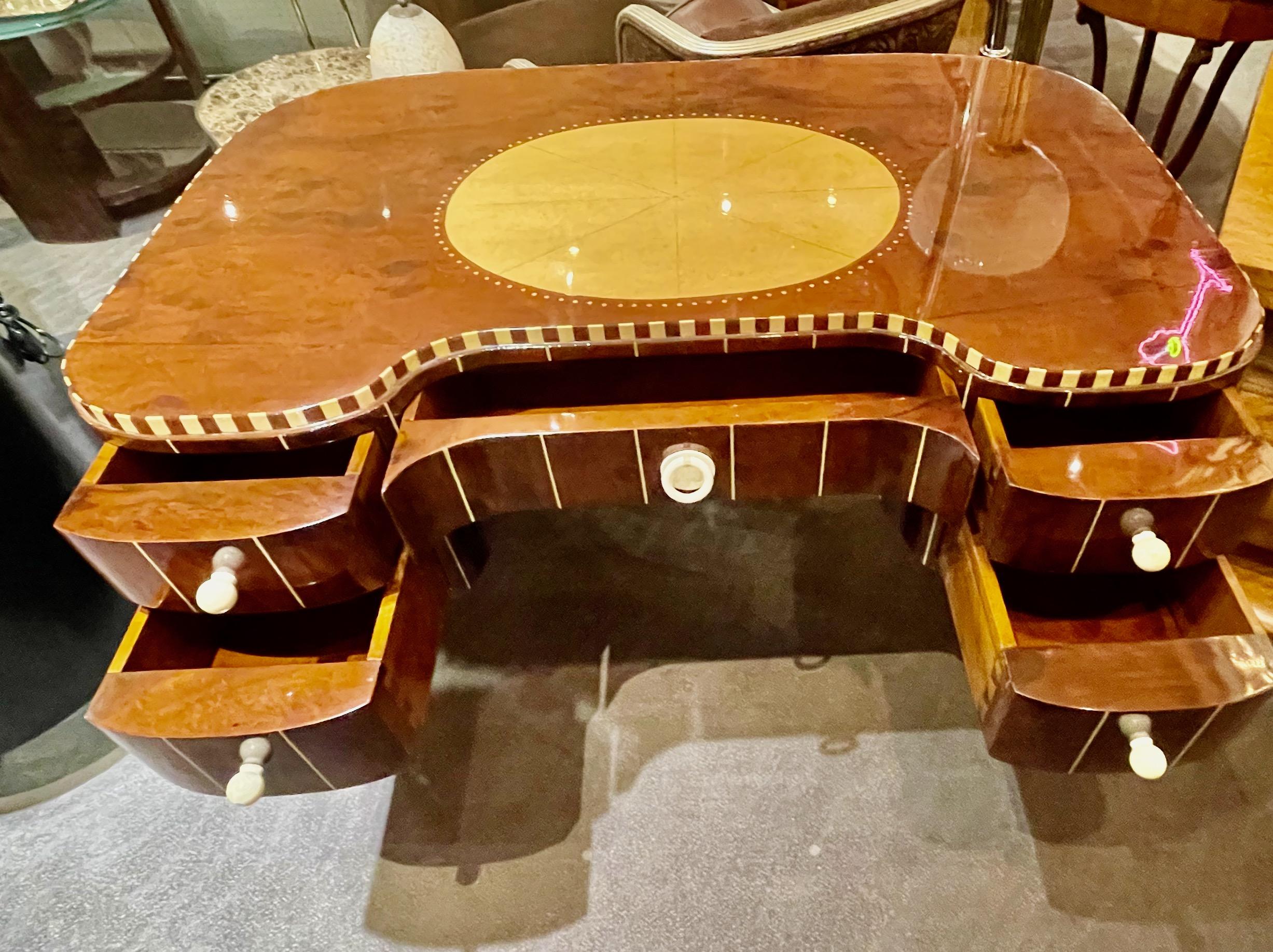 Macassar Table de coiffeuse ou bureau Art Déco d'après le style Ruhlmann en vente