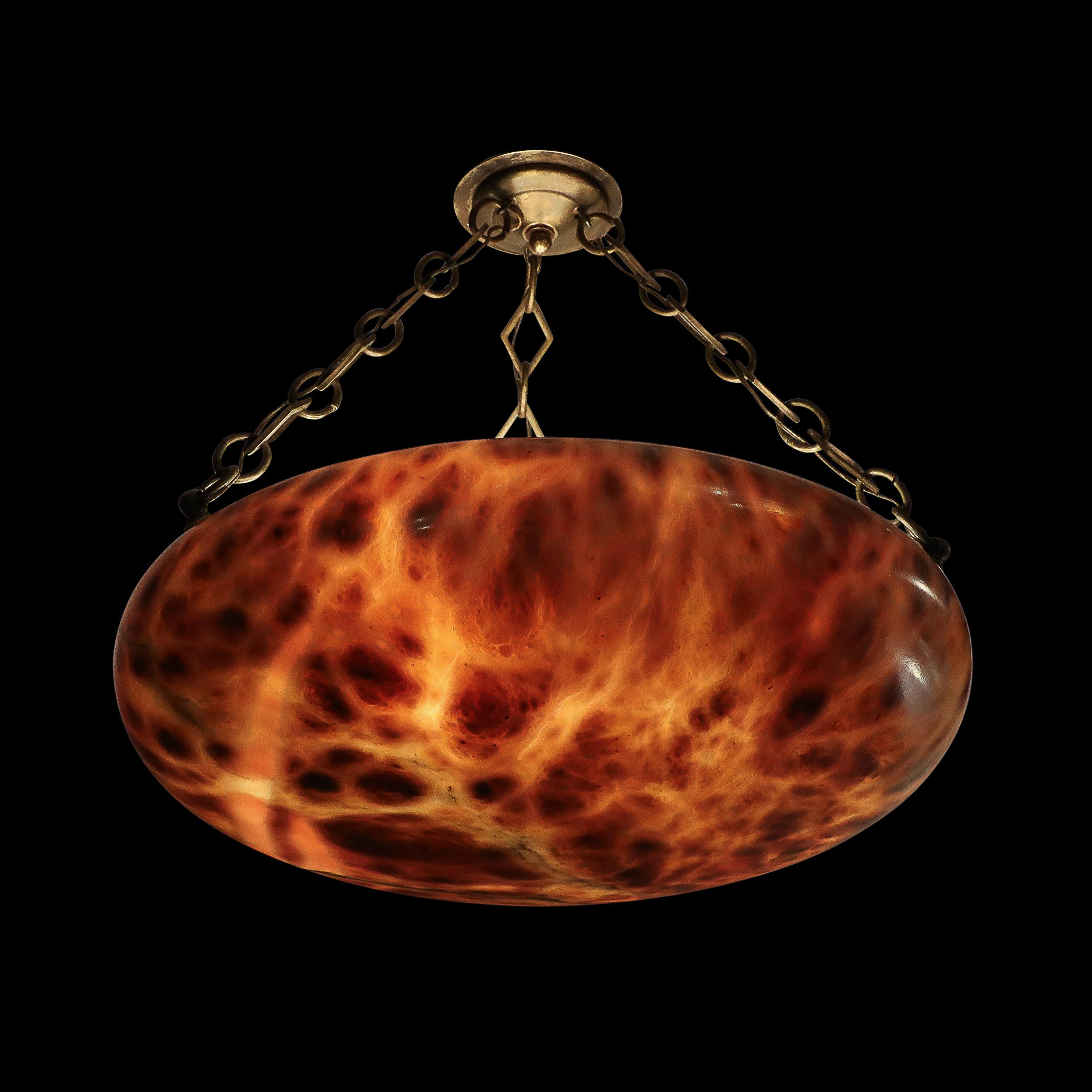 Questo splendido lampadario a sospensione Art Deco in alabastro variegato e bronzo proviene dalla Francia, circa dal 1925. Con un paralume consistente in un sorprendente alabastro variegato, la superficie accuratamente manipolata mette in mostra le