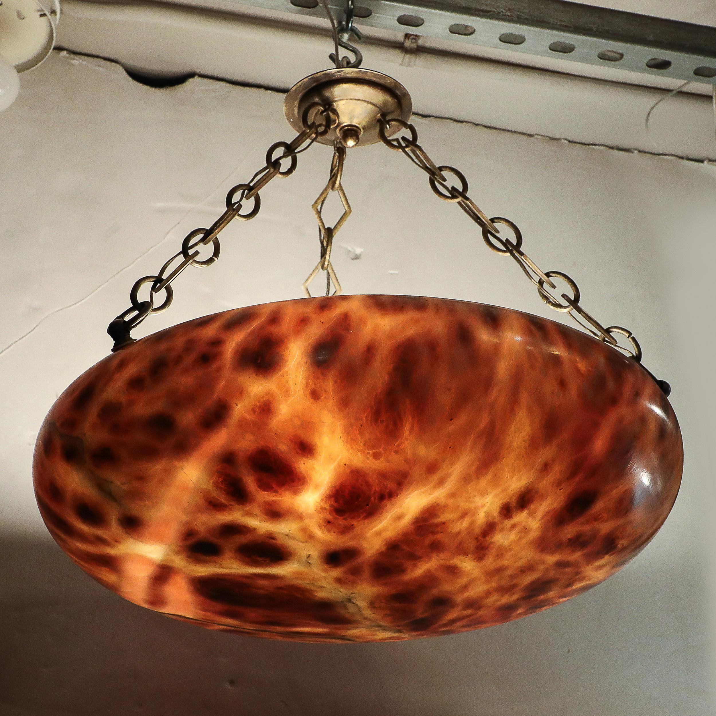 Francese Lampadario a sospensione Art Deco in alabastro variegato e bronzo in vendita