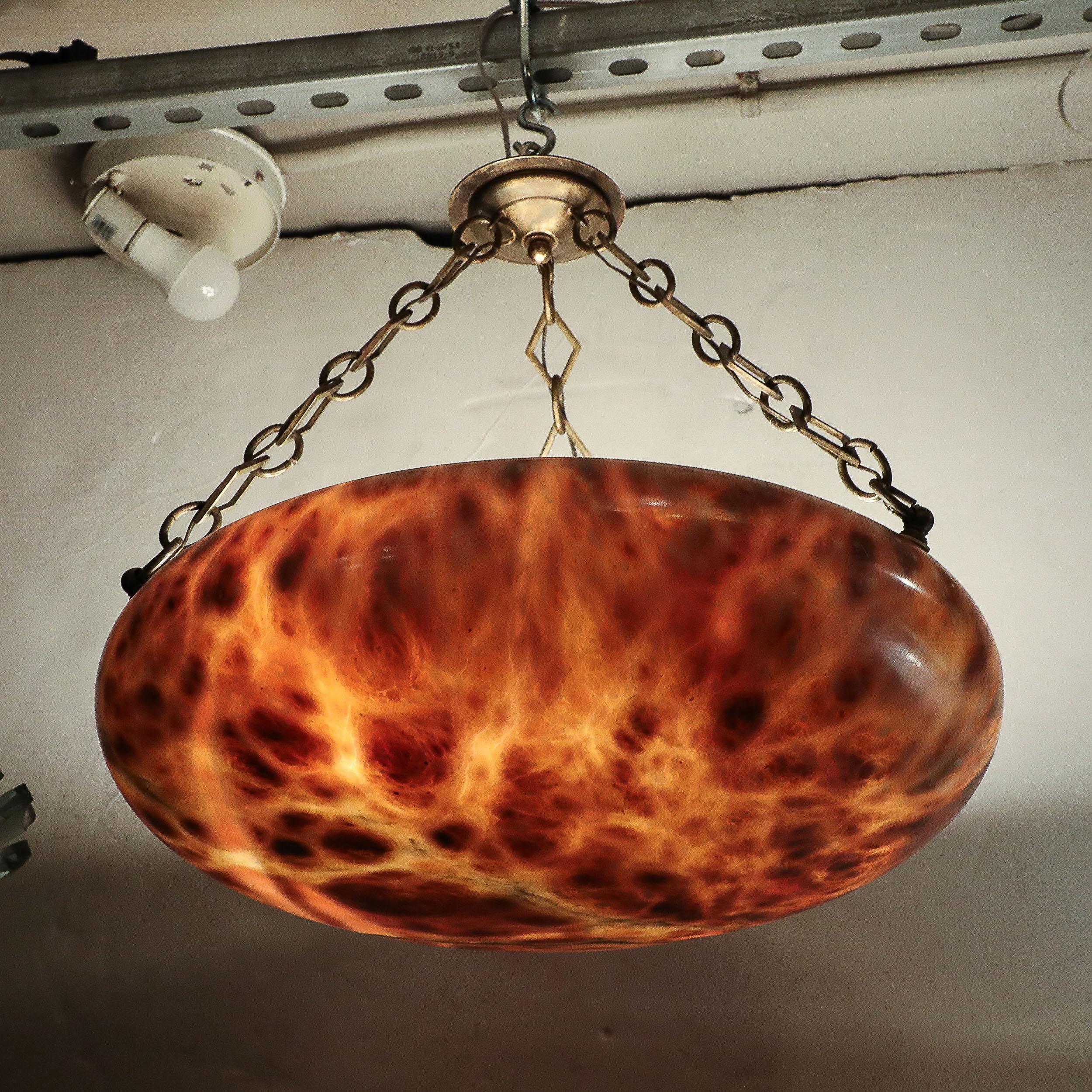 Alabastro Lampadario a sospensione Art Deco in alabastro variegato e bronzo in vendita