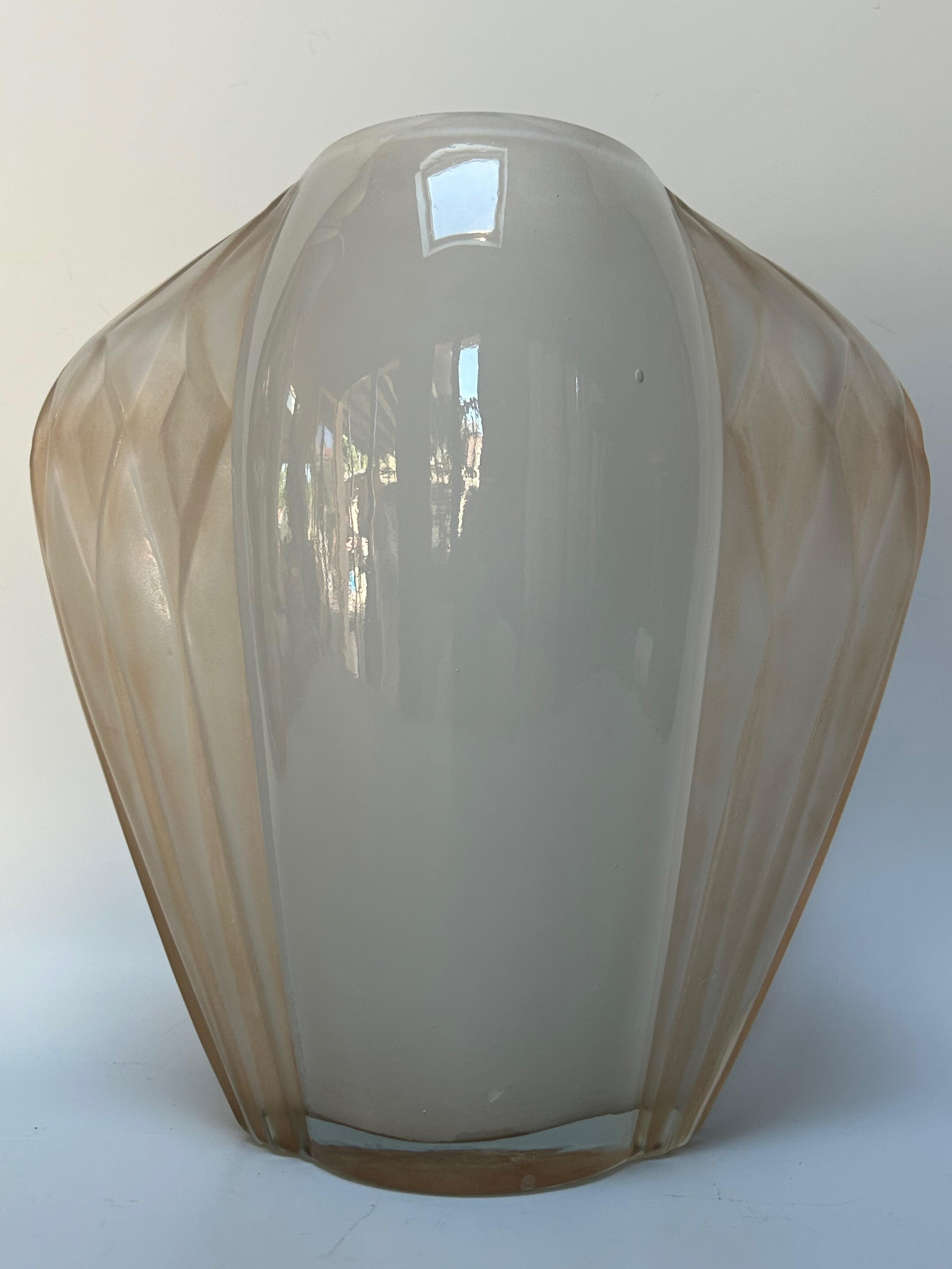 Art Deco vase circa 1930 in pressed molded glass with brown patina.
Geometric decoration.
Molded signature A. Hunebelle.
In perfect condition.

Total height: 23.5 cm
Width: 23 cm
Thickness: 13.5 cm
Weight: 1.8 Kg

André Hunebelle is a master