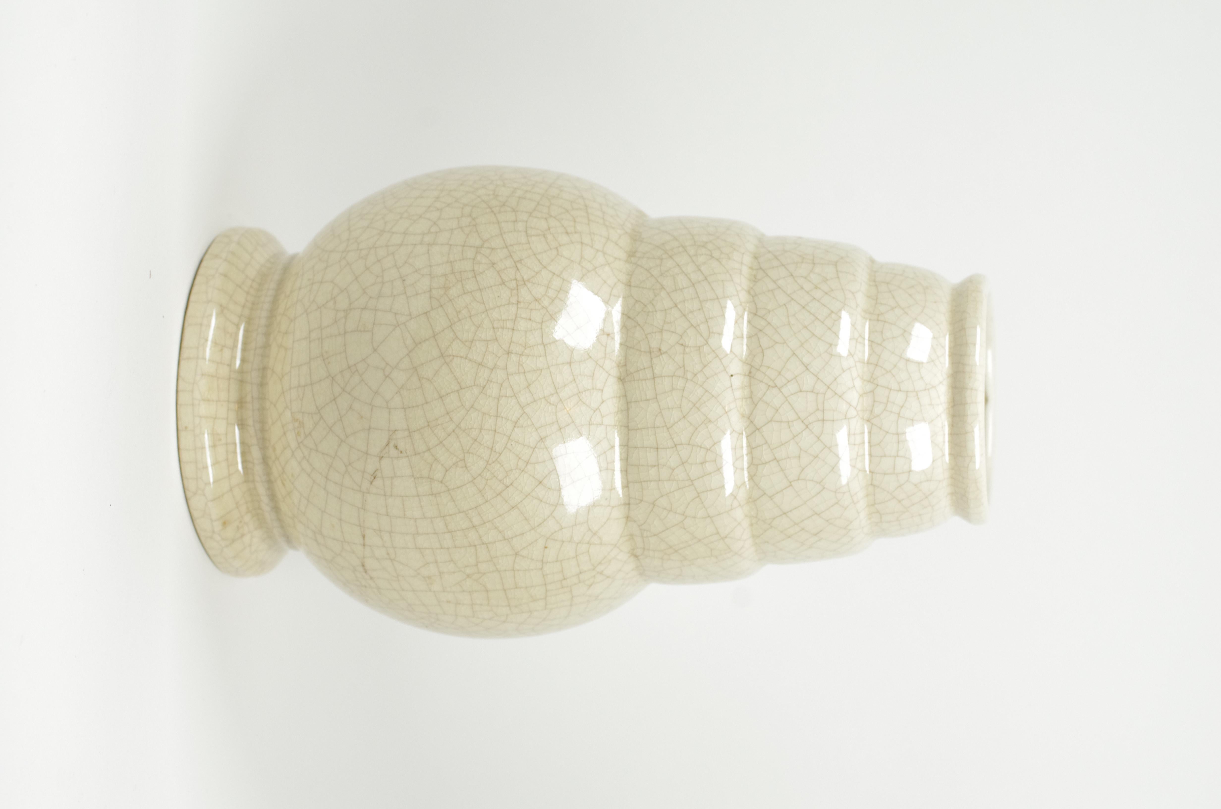 Informazioni di fabbrica:
Questo vaso è stato prodotto dalla fabbrica di ceramiche belga Auguste Mouzin et Cie negli anni '30. La fabbrica, sorta nel 1834 con il nome di 