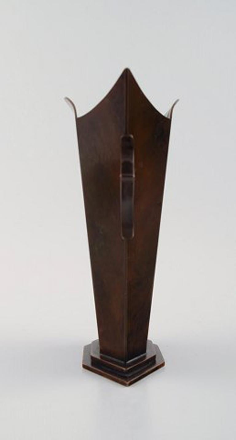 Art Deco vase, bronze. Danish design, 1930s-1940s.
Measures: 16 cm. x 13.5 cm.
Stamped. HF Bronze. 
In very good condition, beautiful patina.