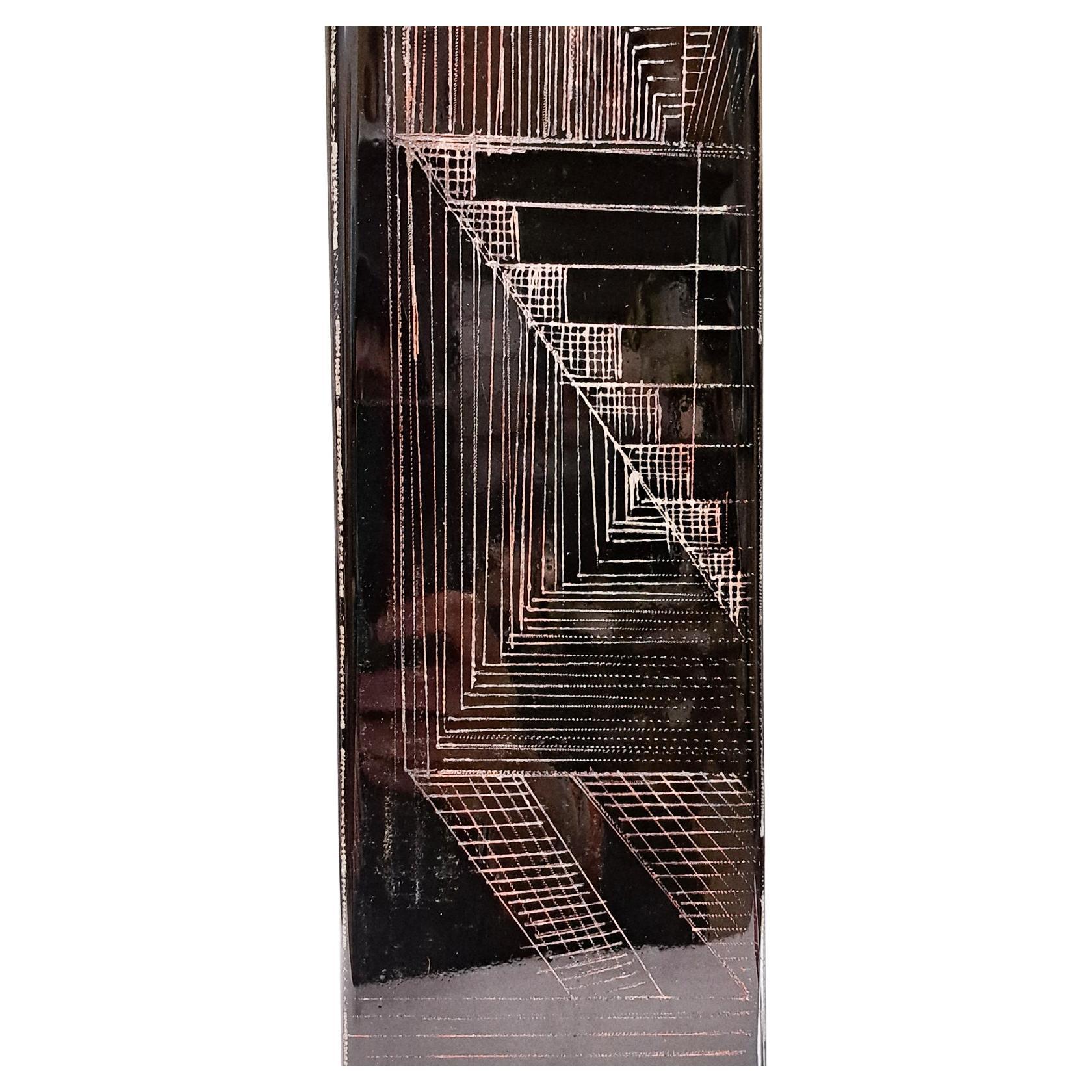 Elegant vase Art Déco en verre noir d'Anatole Riecke, finement travaillé en France et signé et daté par l'artiste. Cette pièce unique présente un motif architectural cubiste saisissant rendu en pigments naturels, un excellent exemple du style