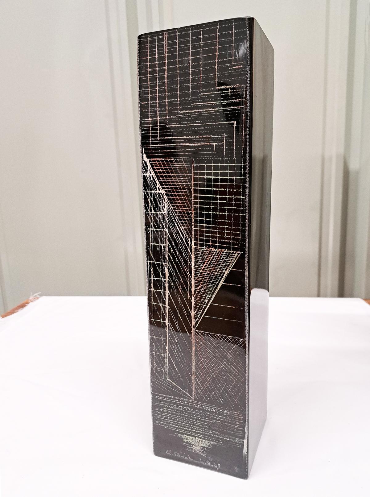 Eleganza del vaso Artistics in vetro nero di A. Riecke, finemente lavorato in Francia e firmato e datato dall'artista. Questo pezzo unico presenta un sorprendente motivo architettonico cubista reso con pigmenti naturali, un eccellente esempio del