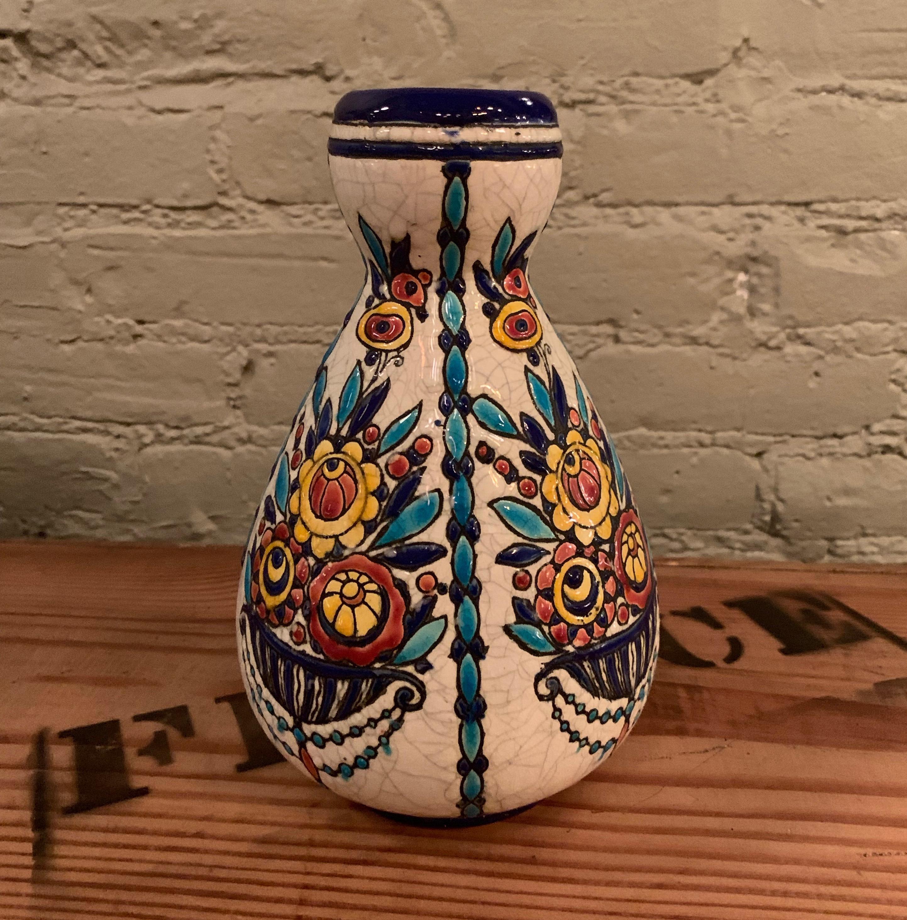 Handbemalte Emaille-Vase, entworfen von Charles Catteau für Boch Frères Keramis; hergestellt in La Louviers, Belgien in den 1930er Jahren. Auf der Unterseite befindet sich die offizielle Fabrikmarke von Boch Frères sowie die Nummer D