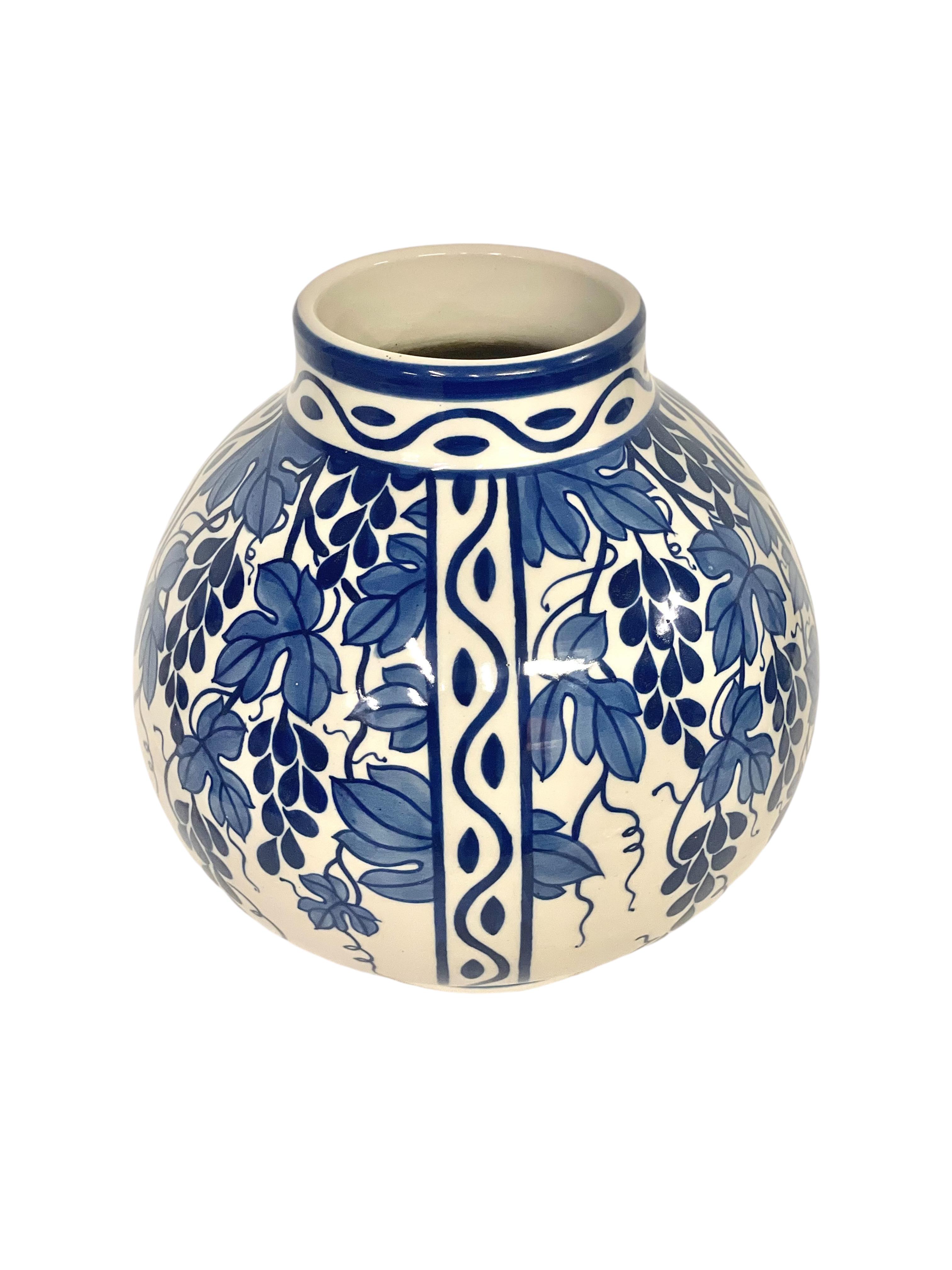 Questo vaso in ceramica Art Déco è stato disegnato dal famoso artista belga Charles Catteau per la prestigiosa Boch Frères Keramis. Realizzato intorno al 1920, questo pezzo esemplifica l'apice del movimento Art Déco.

Il vaso presenta un