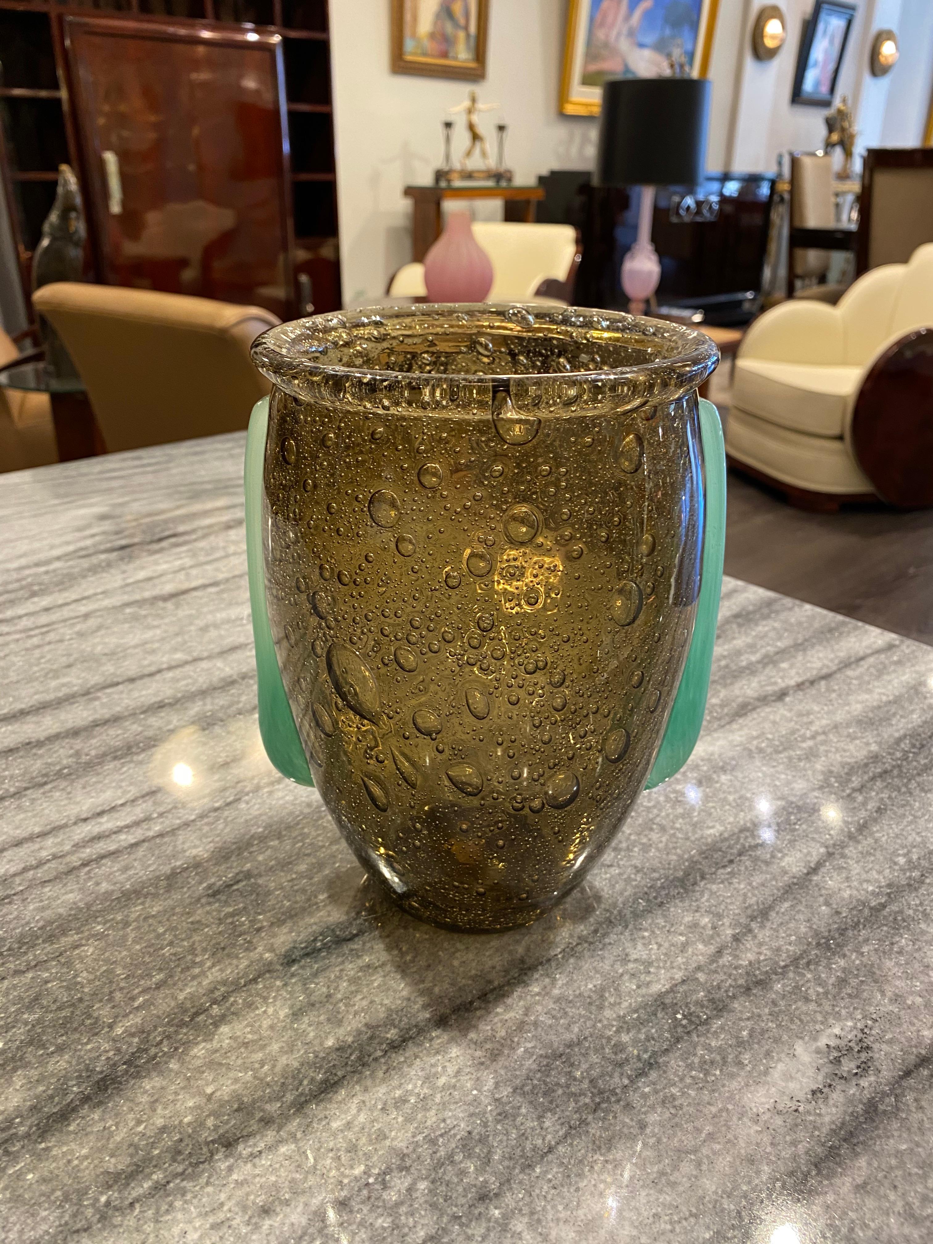 Un vase gris fumé avec un corps en verre bullé.  Des poignées/applications en verre poudré vert jade se trouvent de chaque côté du vase.  Cette pièce est très recherchée par les collectionneurs car il en existe très peu de nos jours.  Cette pièce