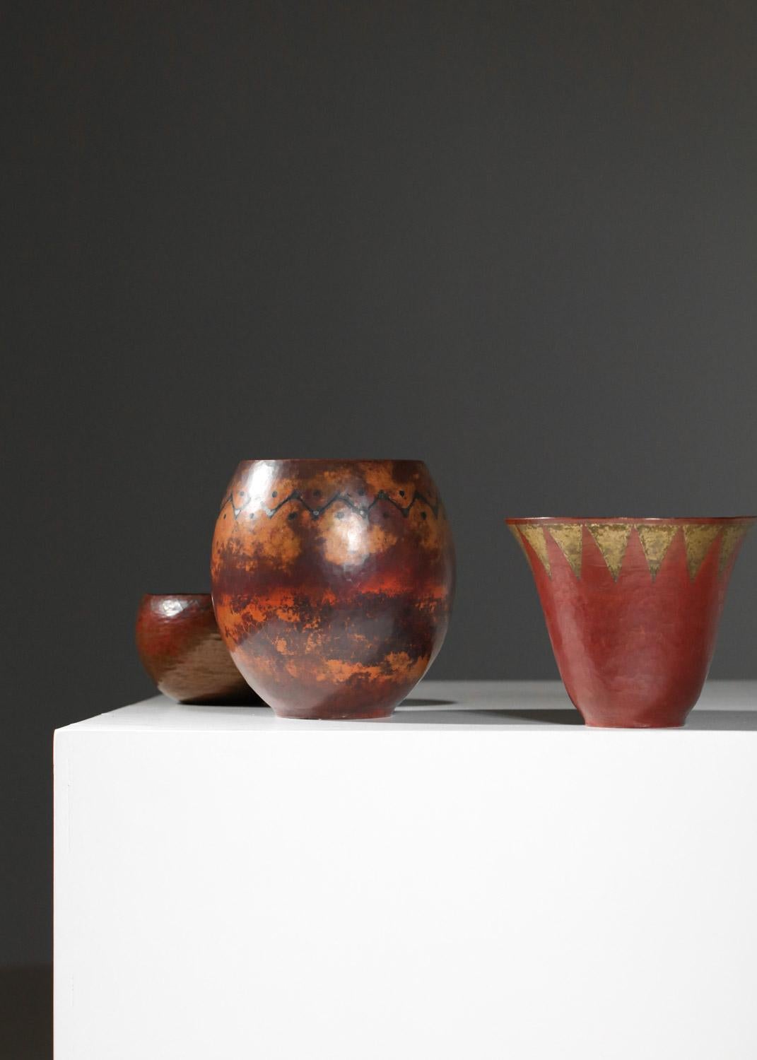 Bellissimo vaso art déco dell'artista francese Claudius Linossier degli anni '30/'40, che utilizza la tecnica dinanderie specifica dell'artista. Struttura in rame martellato nei toni del rosso, decorata con un fregio sulla parte superiore del vaso.