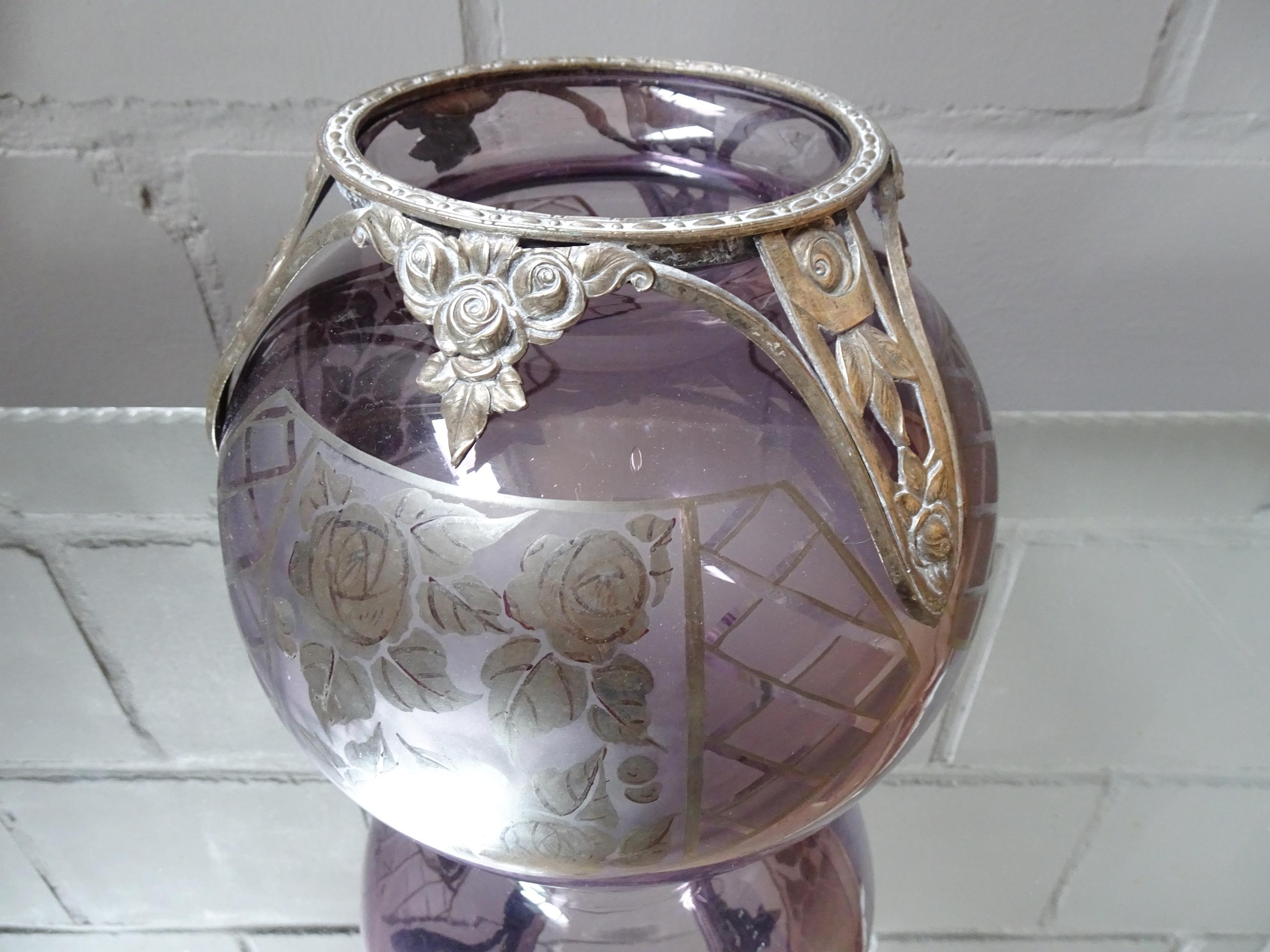 Élégant vase Art déco de la célèbre manufacture de verre D'Argyl Val, E et Cie, ancienne maison Effler de 1928. Verre de couleur améthyste avec détails argentés en pétales de rose avec un motif légèrement graphique. L'anneau métallique amovible est