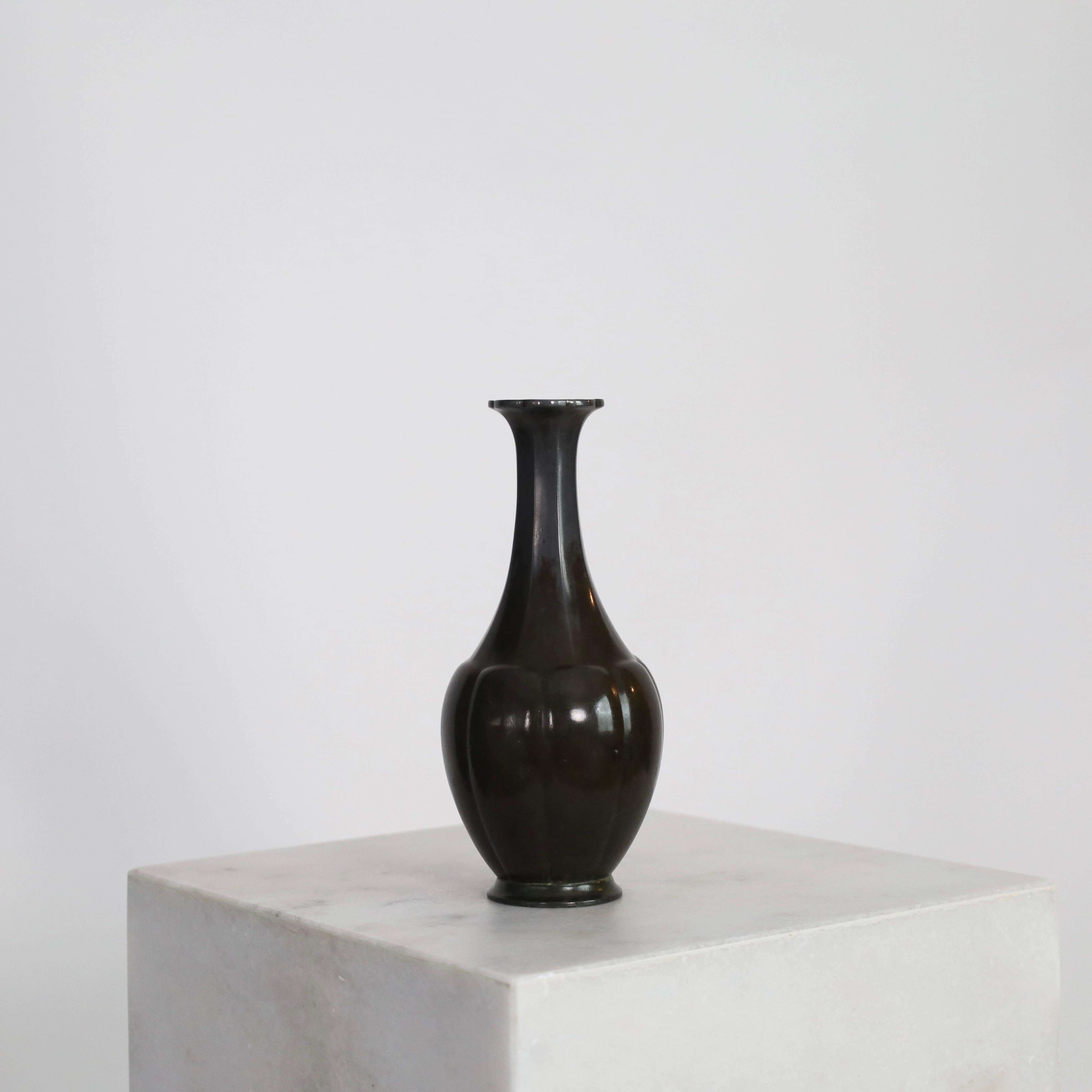 Vaso Art Deco di Ellen Schlanbusch per Just Andersen, anni '40, Danimarca In condizioni discrete in vendita a Værløse, DK