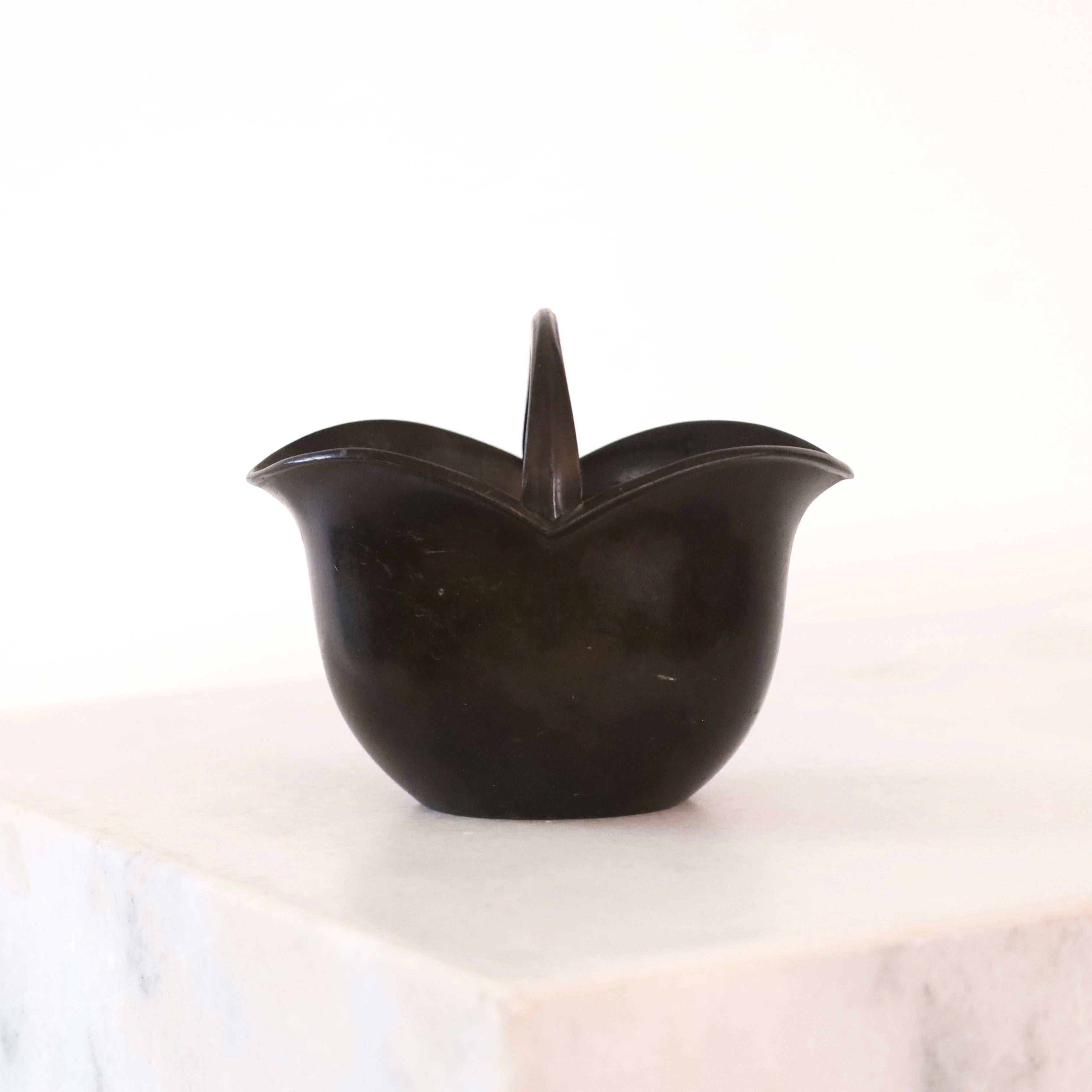 Art Deco vase designed by Just Andersen in 1935. An elegant piece for a beautiful place.

* A curved vase with center handle  
* Designer: Just Andersen
* Style: 1772 
* Year: 1935
* Condition: Good vintage condition. Few small marks and surface