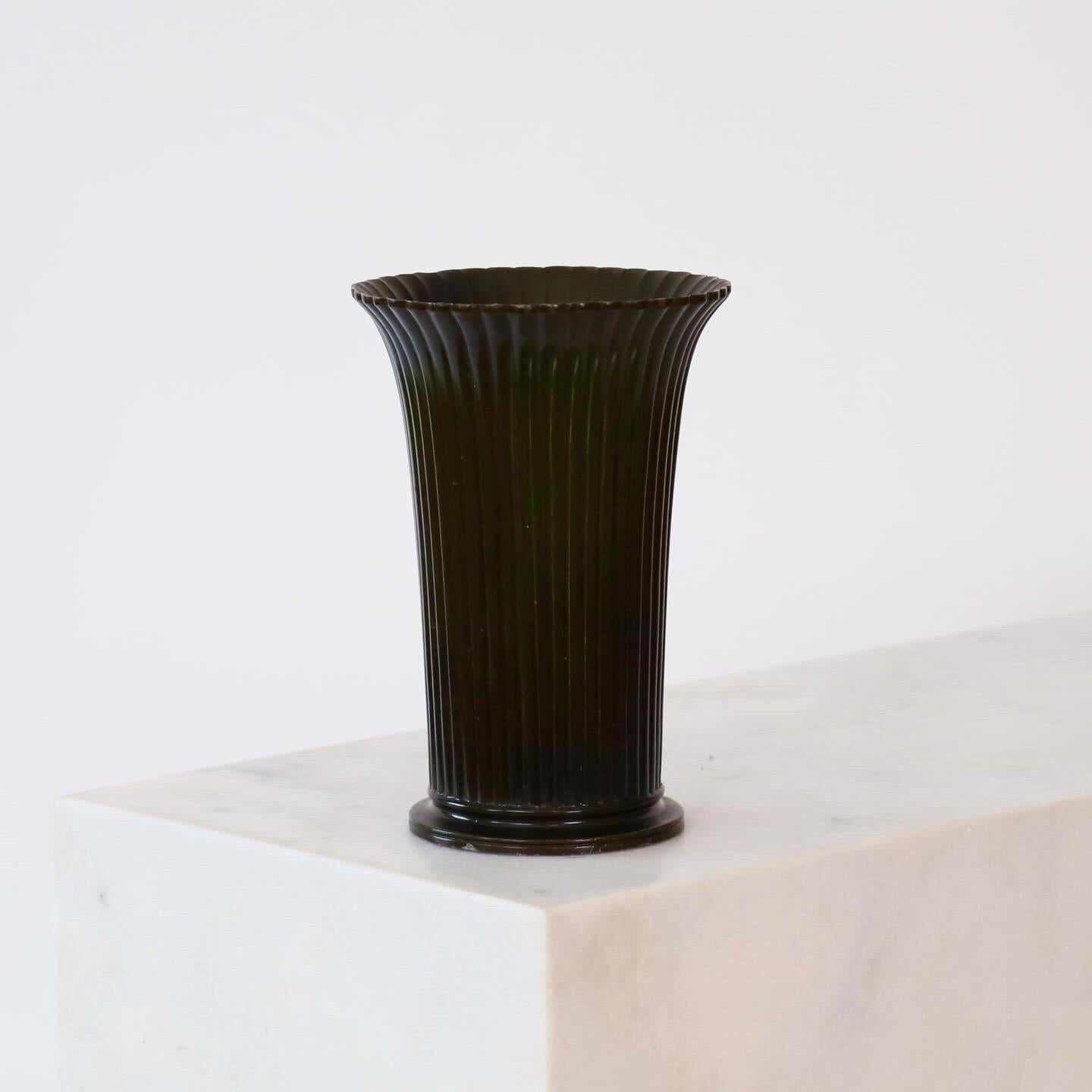 Un vase en métal aux lignes verticales conçu par Just Andersen dans les années 1942. Une pièce qui attire l'attention et qui est en très bon état.

* Un vase rond en métal avec des lignes verticales
* Designer : Just Andersen
* Modèle : D2318
*