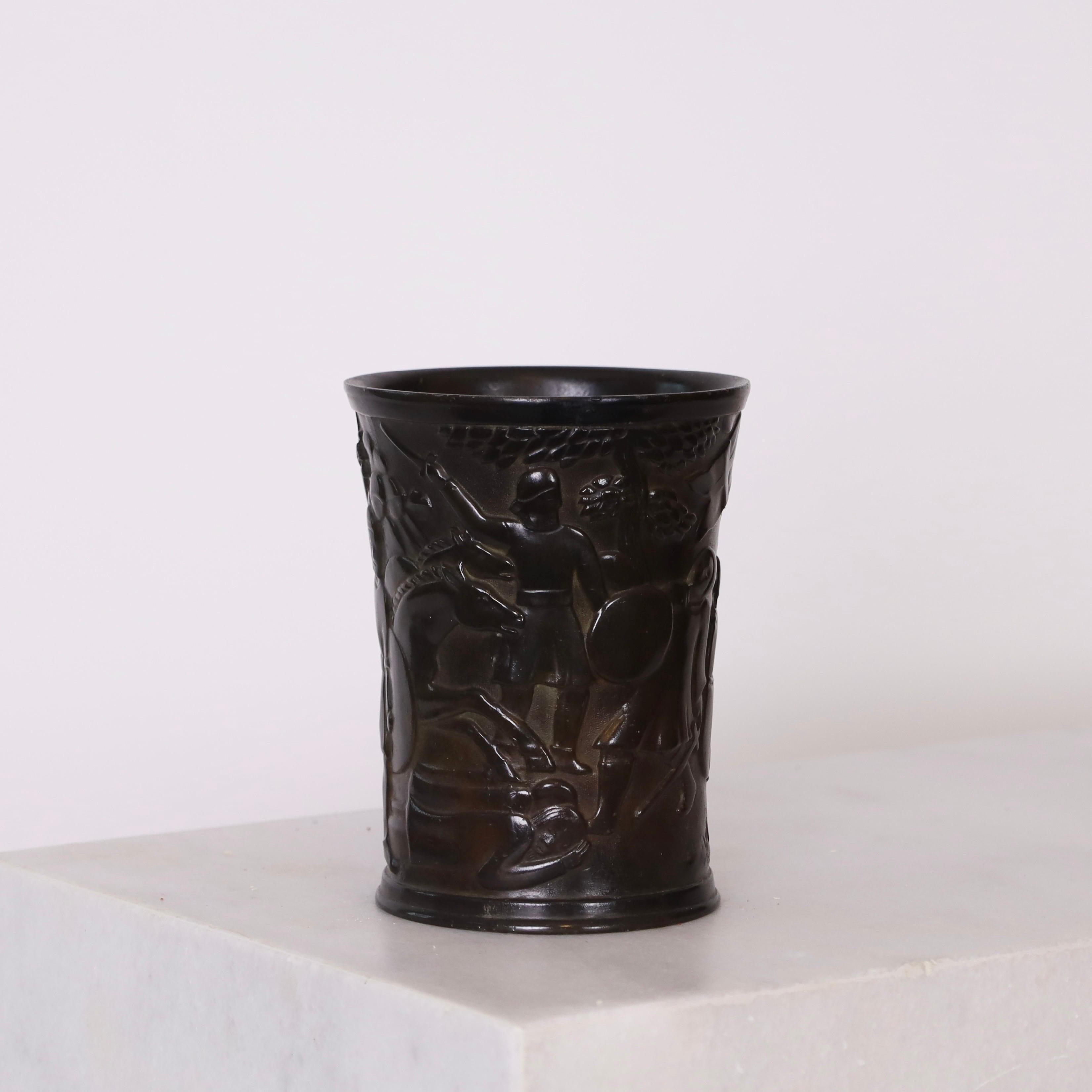 Un elegante vaso disegnato da Just Andersen negli anni Quaranta. Un pezzo pregiato in ottime condizioni vintage. 

* Un vaso rotondo in metallo con ornamenti che illustrano il giorno storico danese in cui la 