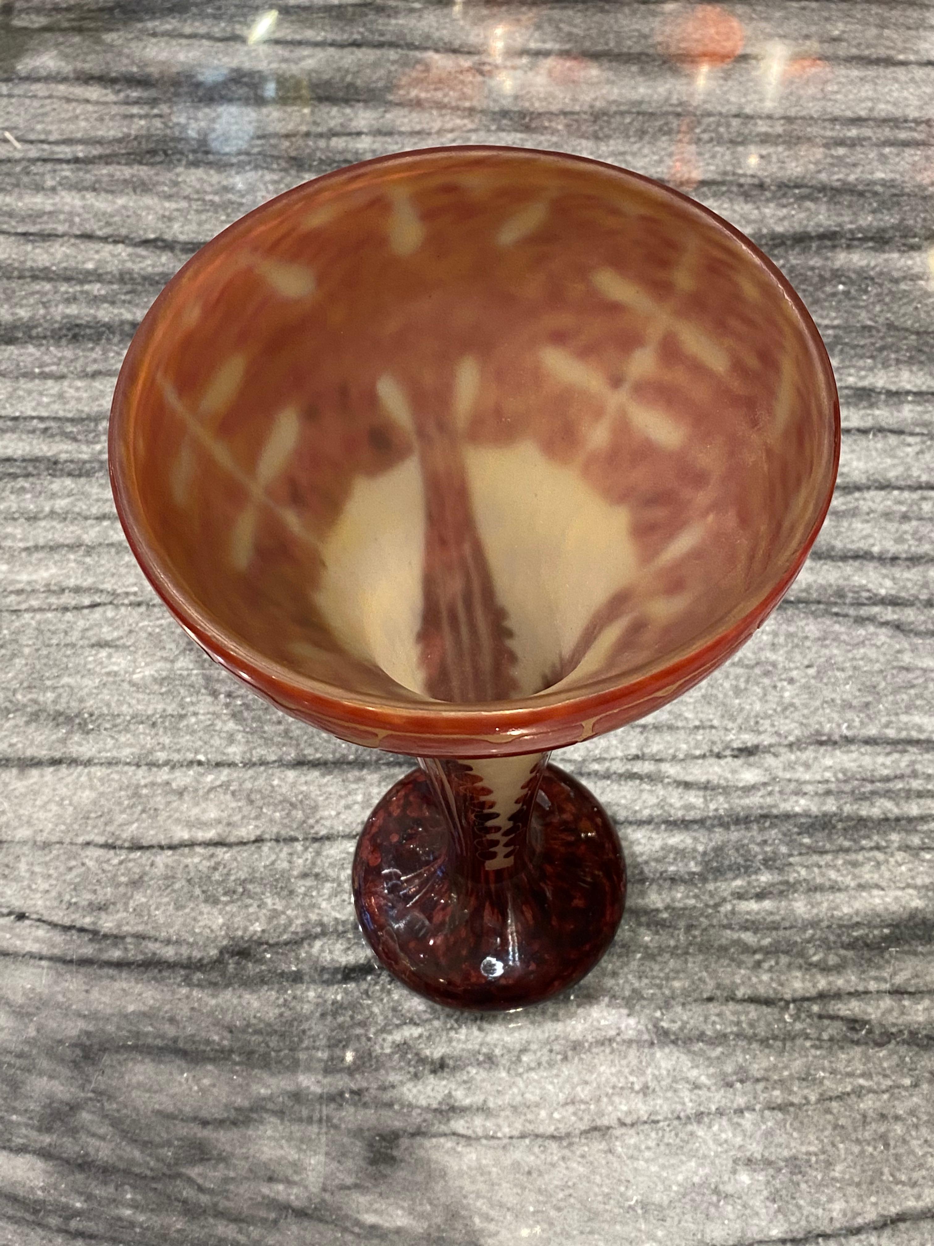 Art-déco-Vase aus Amarantes-Glas von Le Verre Francais (Art déco) im Angebot